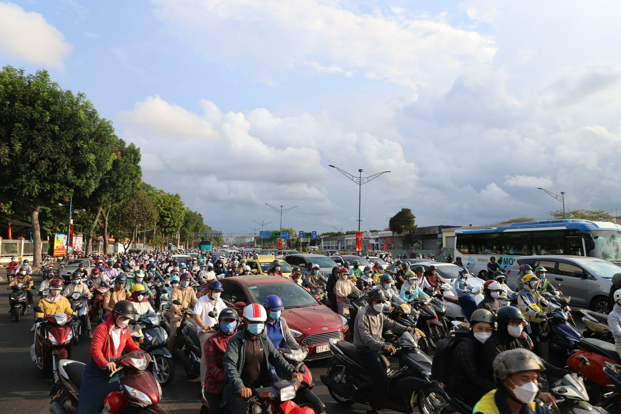 Sau kỳ nghỉ lễ, nhiều tuyến đường ở TP.HCM kẹt xe kéo dài - 9