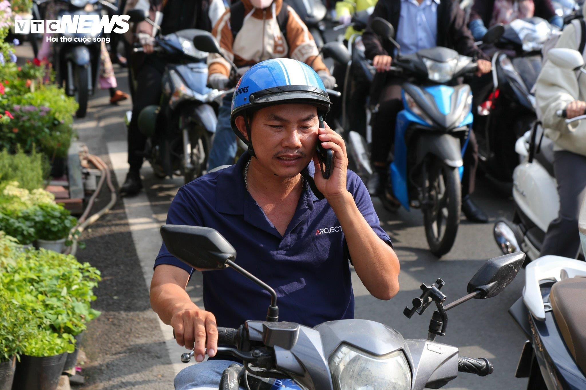 Sau kỳ nghỉ lễ, nhiều tuyến đường ở TP.HCM kẹt xe kéo dài - 5