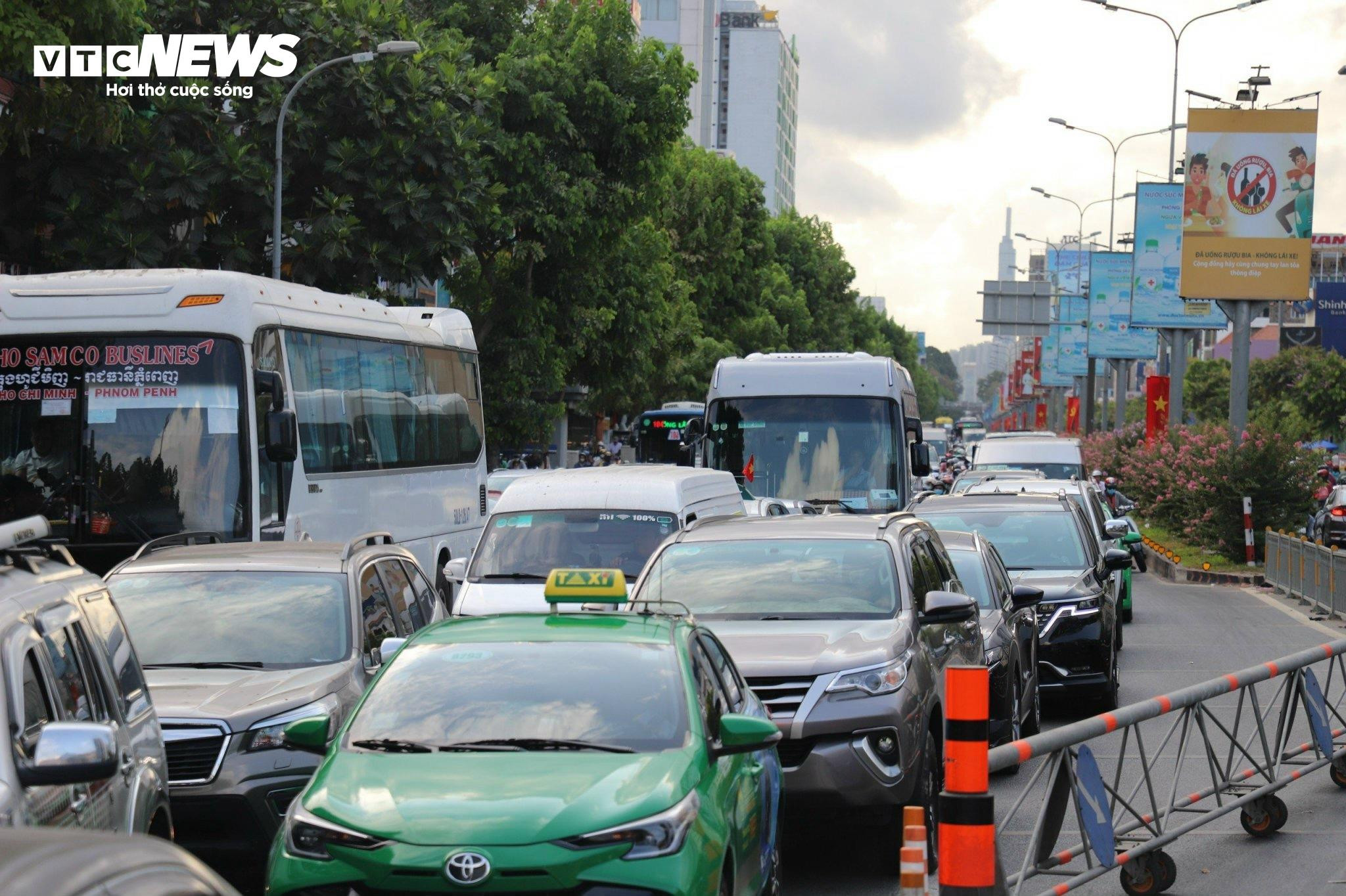 Sau kỳ nghỉ lễ, nhiều tuyến đường ở TP.HCM kẹt xe kéo dài - 7