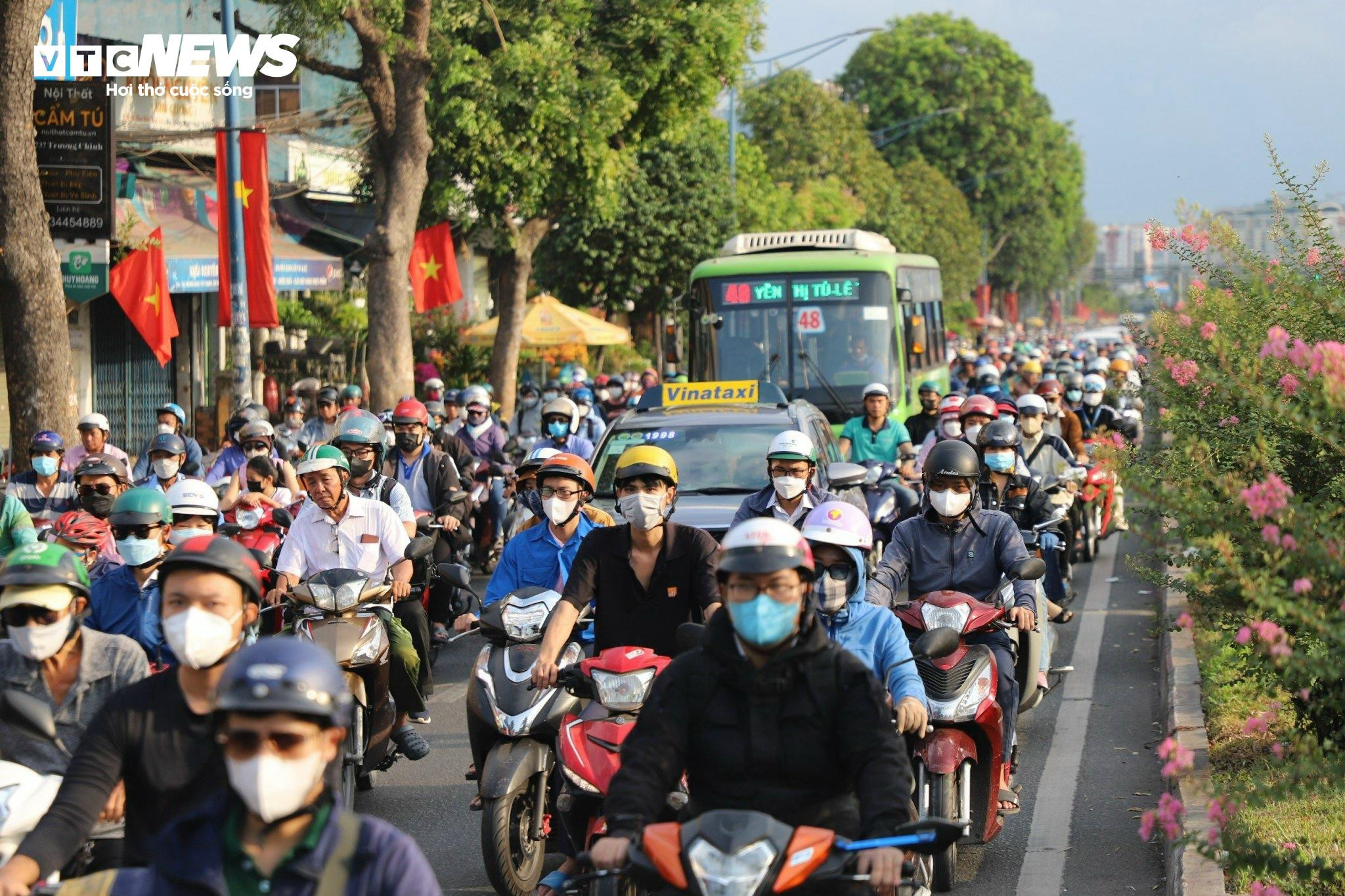 Sau kỳ nghỉ lễ, nhiều tuyến đường ở TP.HCM kẹt xe kéo dài - 8