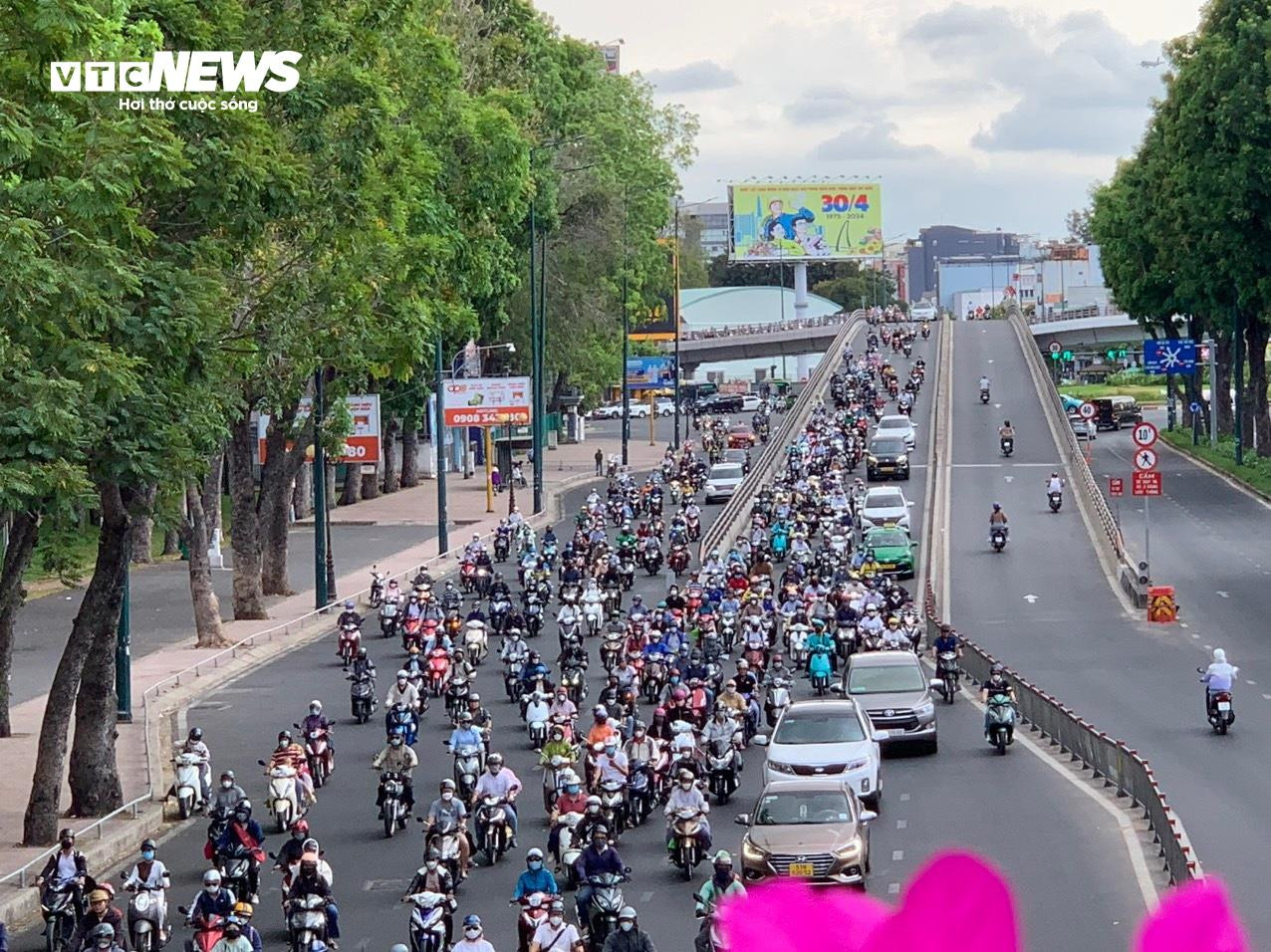 Sau kỳ nghỉ lễ, nhiều tuyến đường ở TP.HCM kẹt xe kéo dài - 6