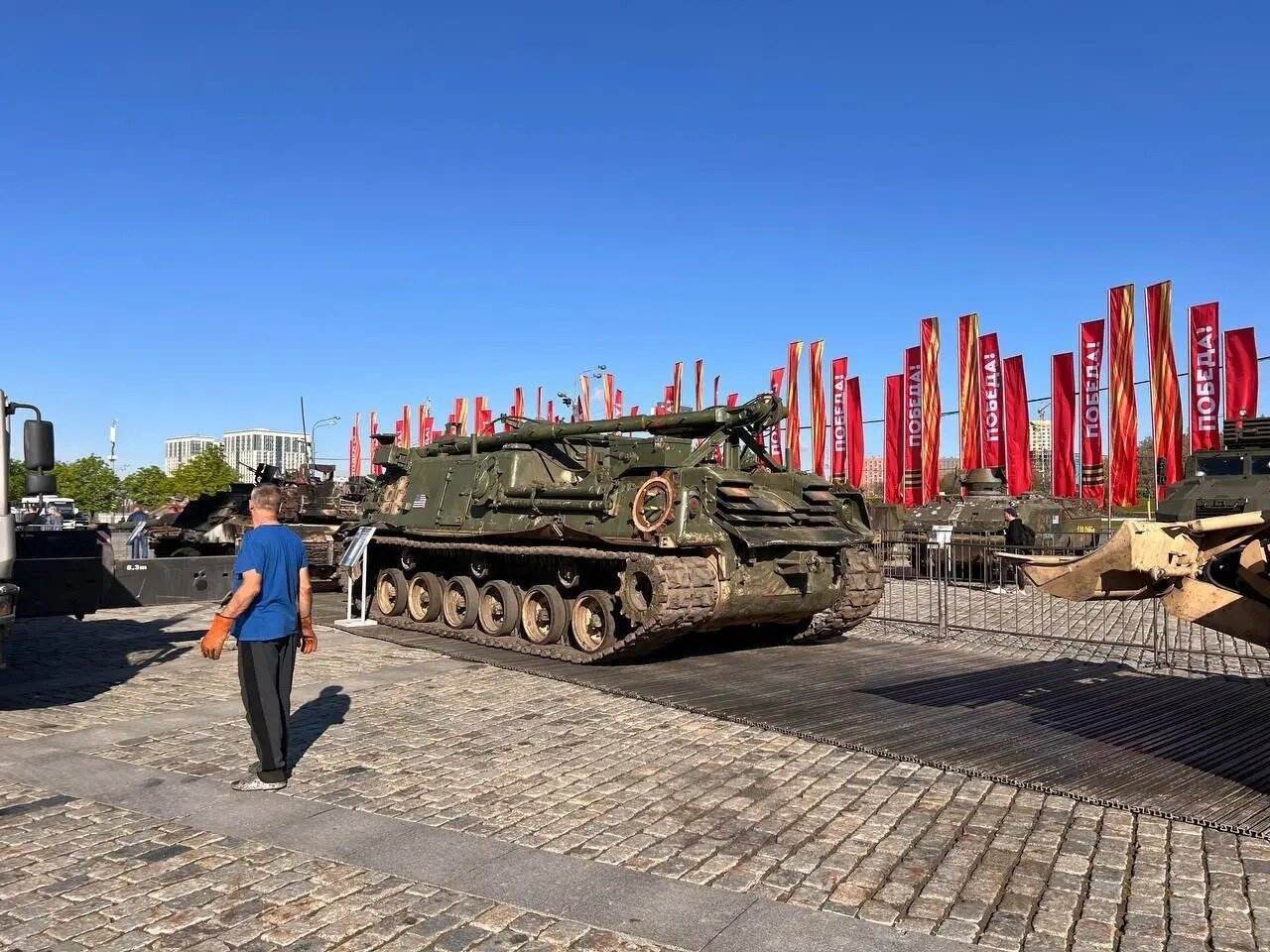 Nga triển lãm khí tài NATO thu từ Ukraine, người dân đổ xô đi xem - 4