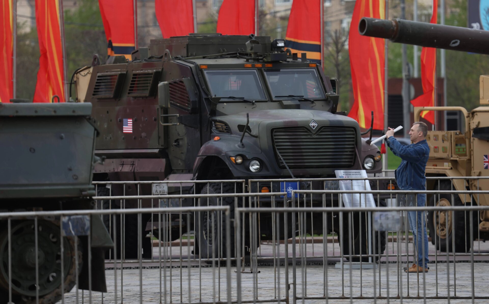 Nga triển lãm khí tài NATO thu từ Ukraine, người dân đổ xô đi xem - 5
