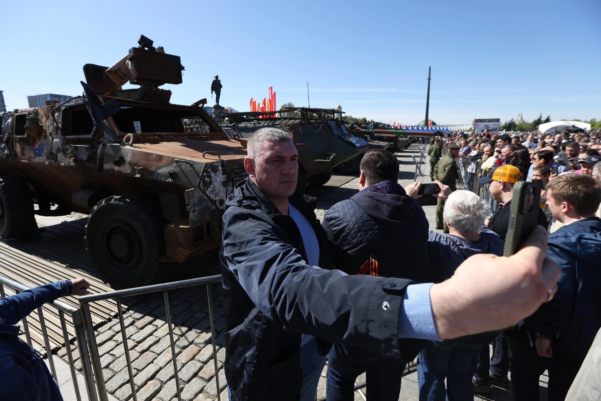 Nga triển lãm khí tài NATO thu từ Ukraine, người dân đổ xô đi xem - 13