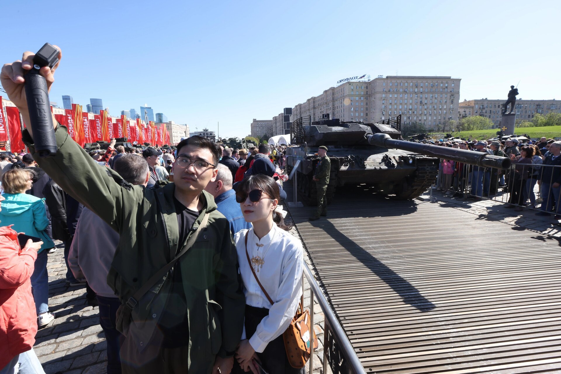 Nga triển lãm khí tài NATO thu từ Ukraine, người dân đổ xô đi xem - 7
