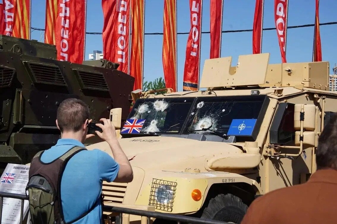 Nga triển lãm khí tài NATO thu từ Ukraine, người dân đổ xô đi xem - 9
