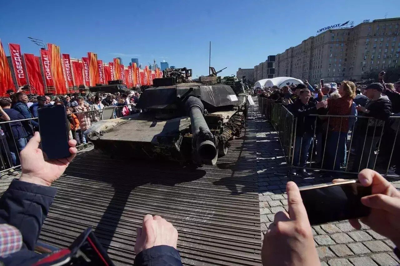 Nga triển lãm khí tài NATO thu từ Ukraine, người dân đổ xô đi xem - 1