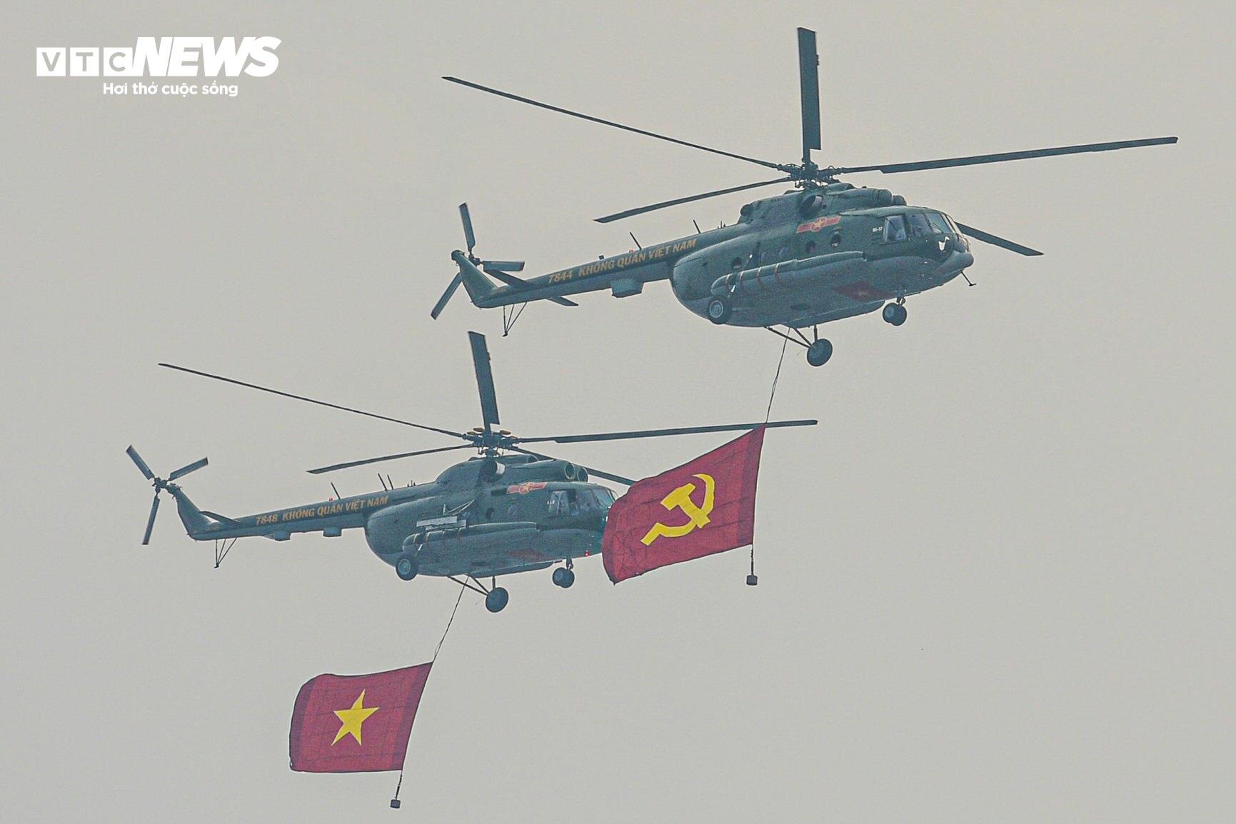 Dàn trực thăng trình diễn treo cờ trên bầu trời Điện Biên - 10