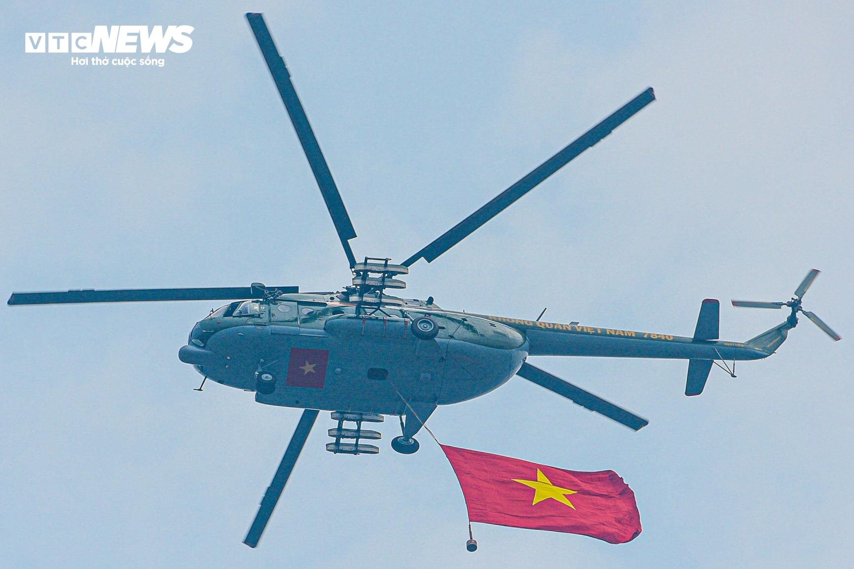 Dàn trực thăng trình diễn treo cờ trên bầu trời Điện Biên - 8
