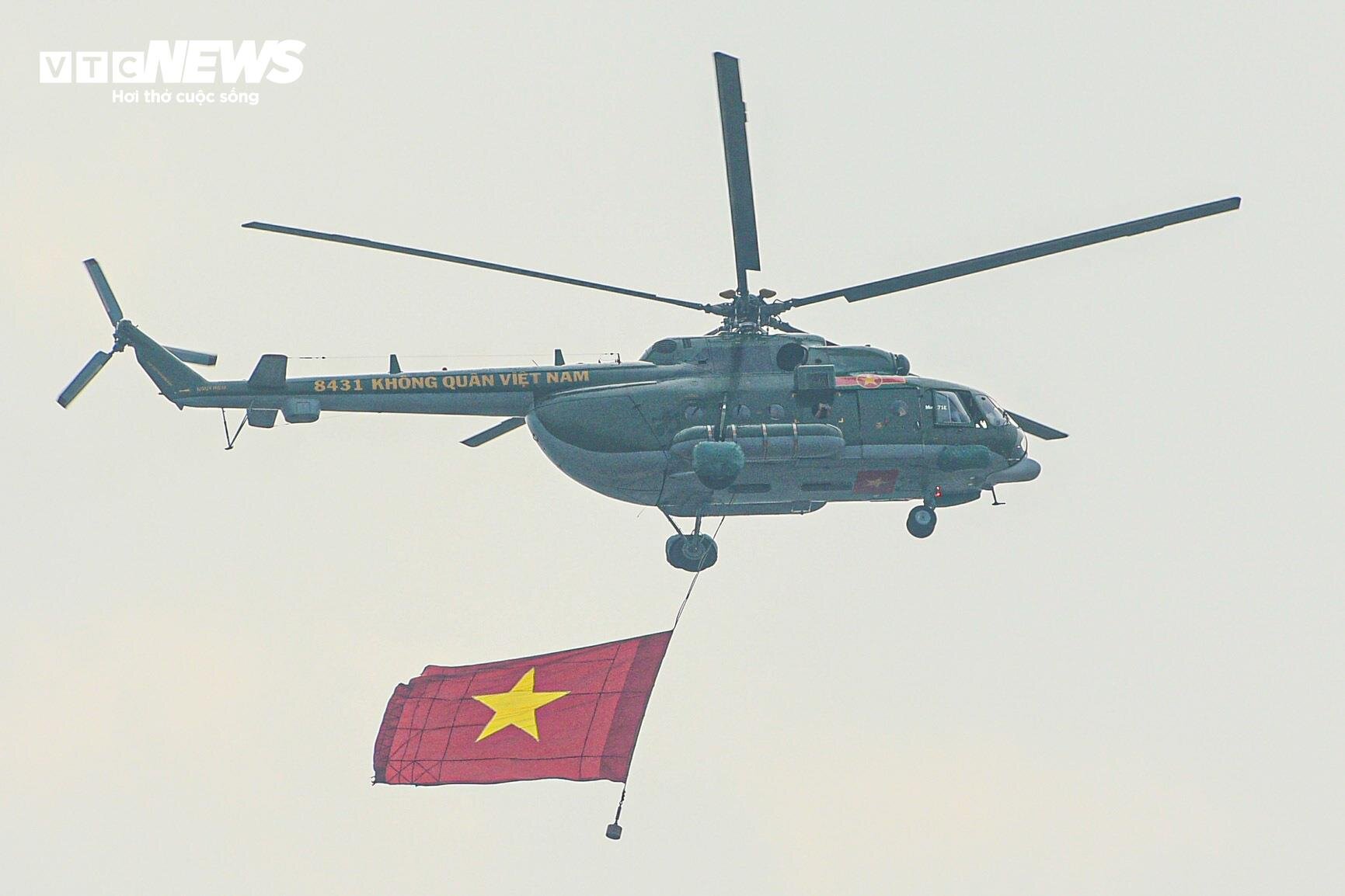 Dàn trực thăng trình diễn treo cờ trên bầu trời Điện Biên - 11