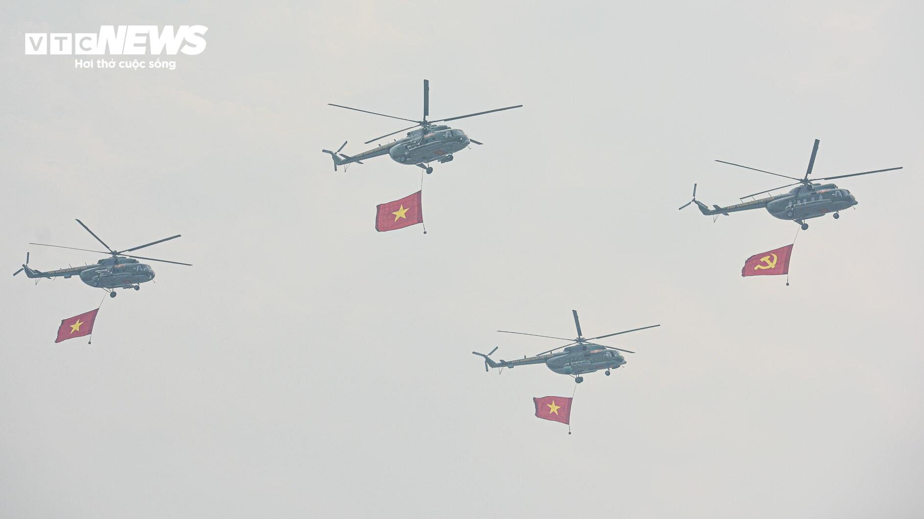 Dàn trực thăng trình diễn treo cờ trên bầu trời Điện Biên - 6