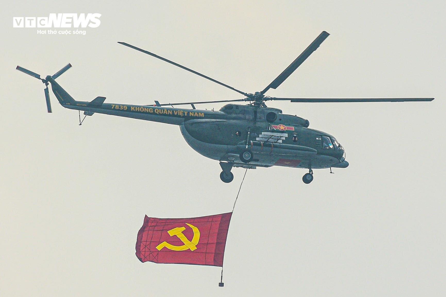 Dàn trực thăng trình diễn treo cờ trên bầu trời Điện Biên - 12