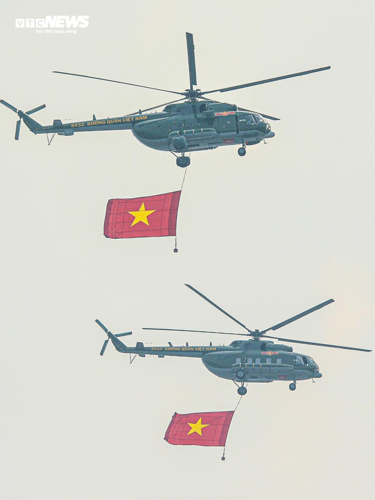 Dàn trực thăng trình diễn treo cờ trên bầu trời Điện Biên - 9