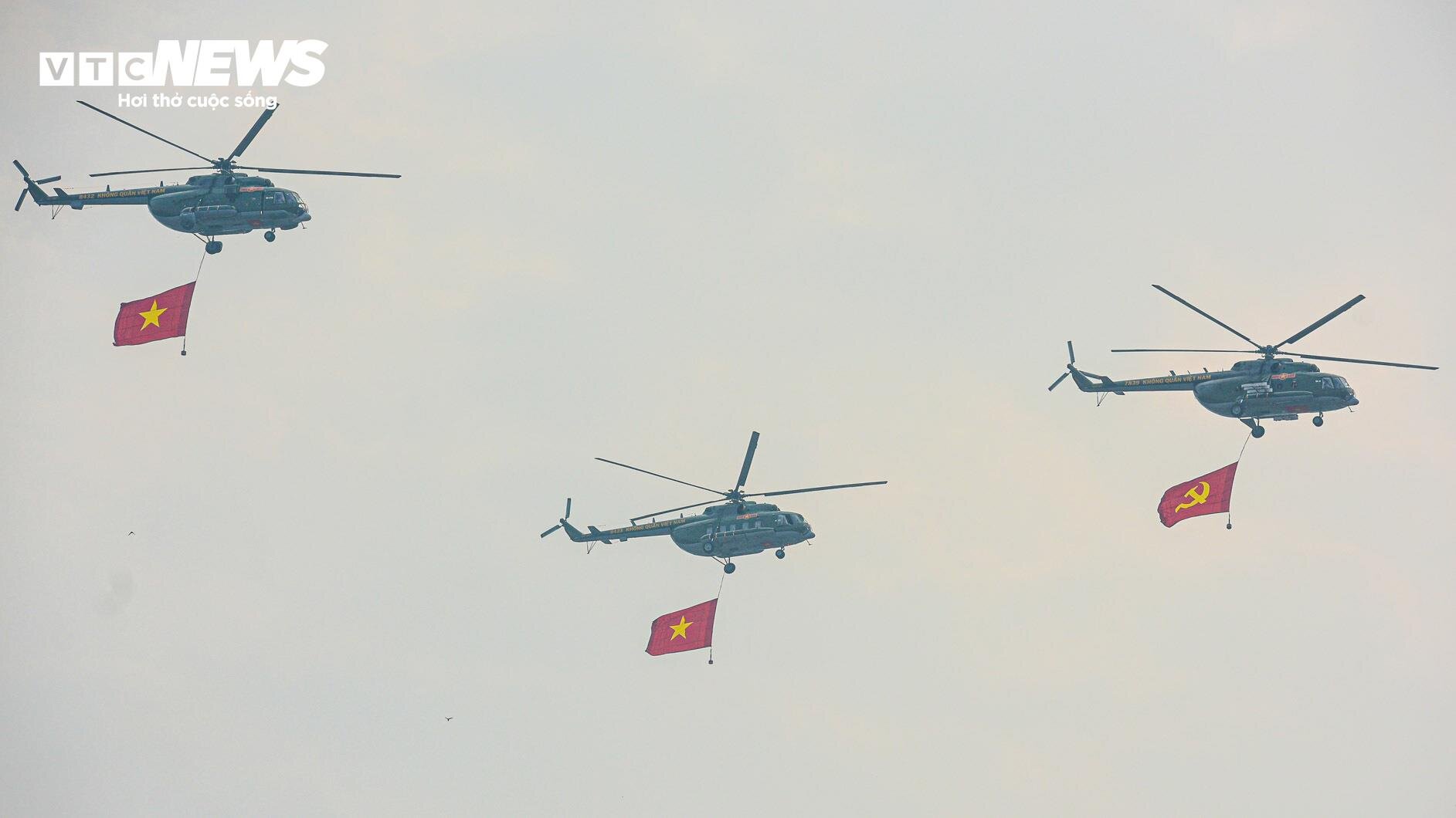 Dàn trực thăng trình diễn treo cờ trên bầu trời Điện Biên - 7