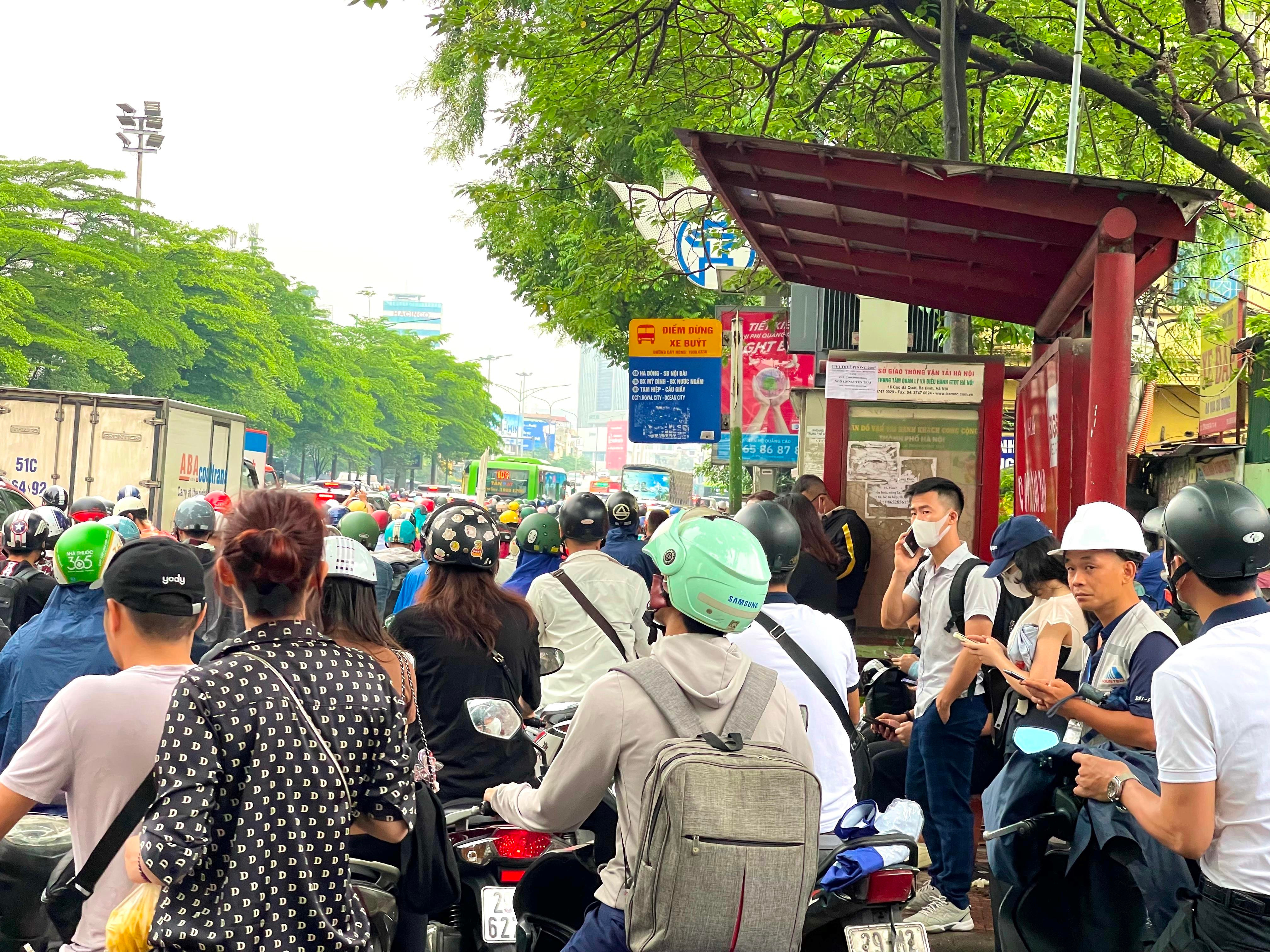 Mưa lớn từ sáng sớm, nhiều tuyến đường Hà Nội ùn tắc - 4