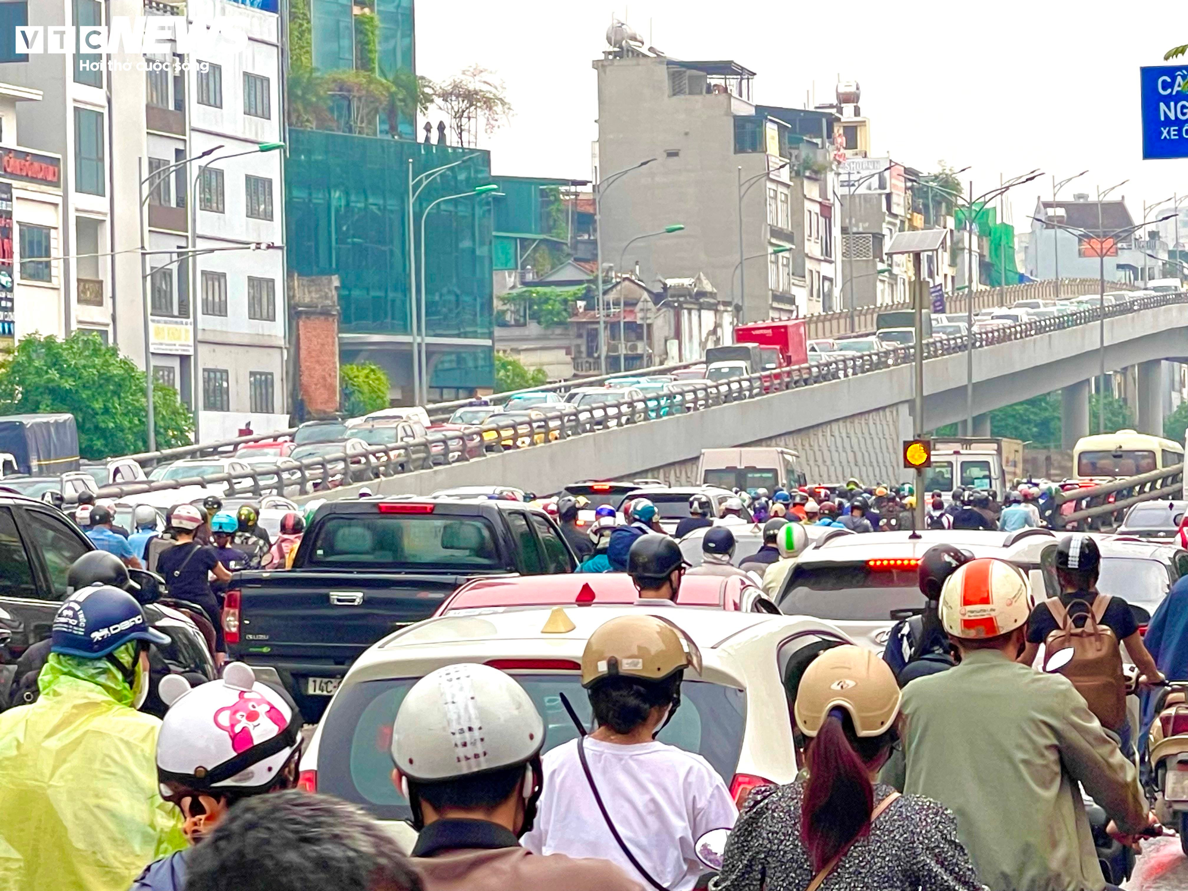 Mưa lớn từ sáng sớm, nhiều tuyến đường Hà Nội ùn tắc - 5