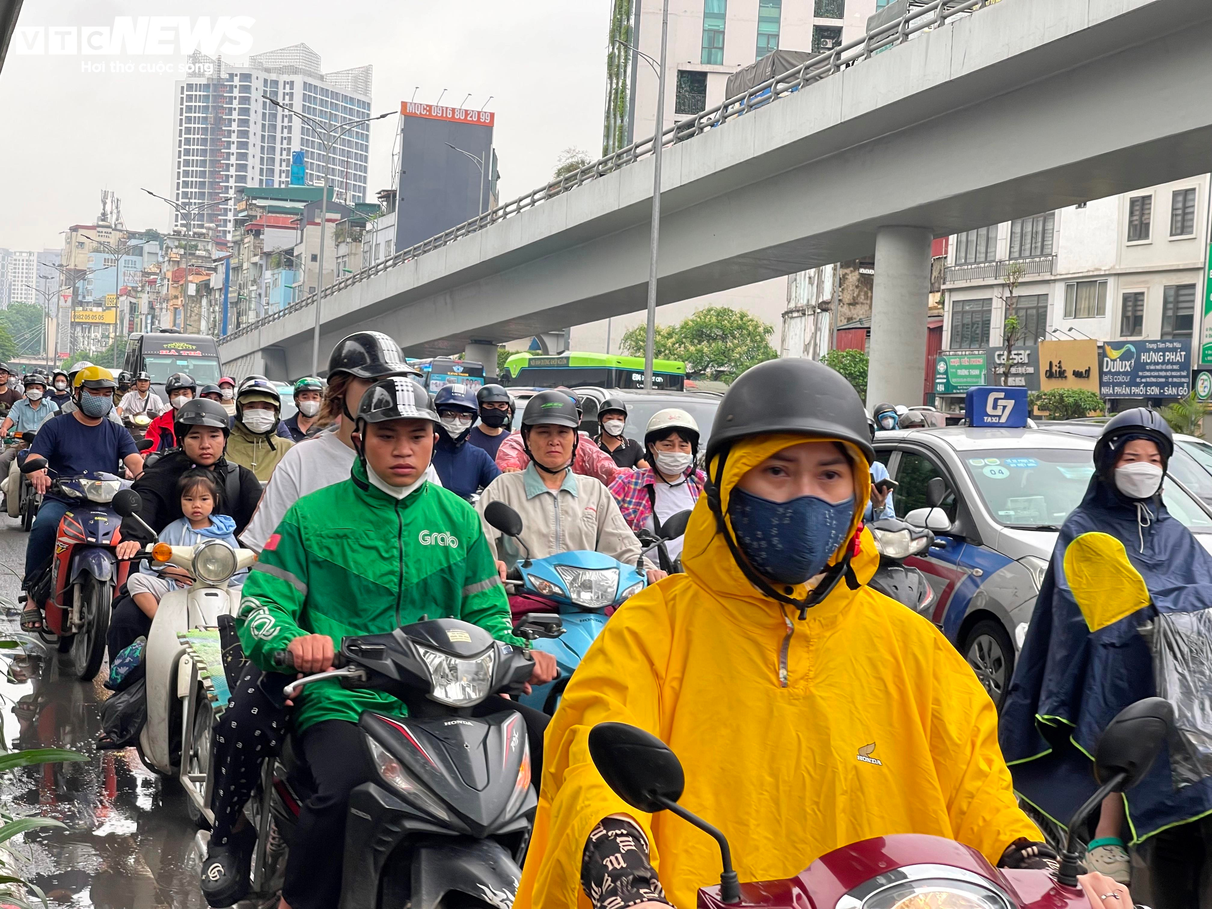 Mưa lớn từ sáng sớm, nhiều tuyến đường Hà Nội ùn tắc - 6