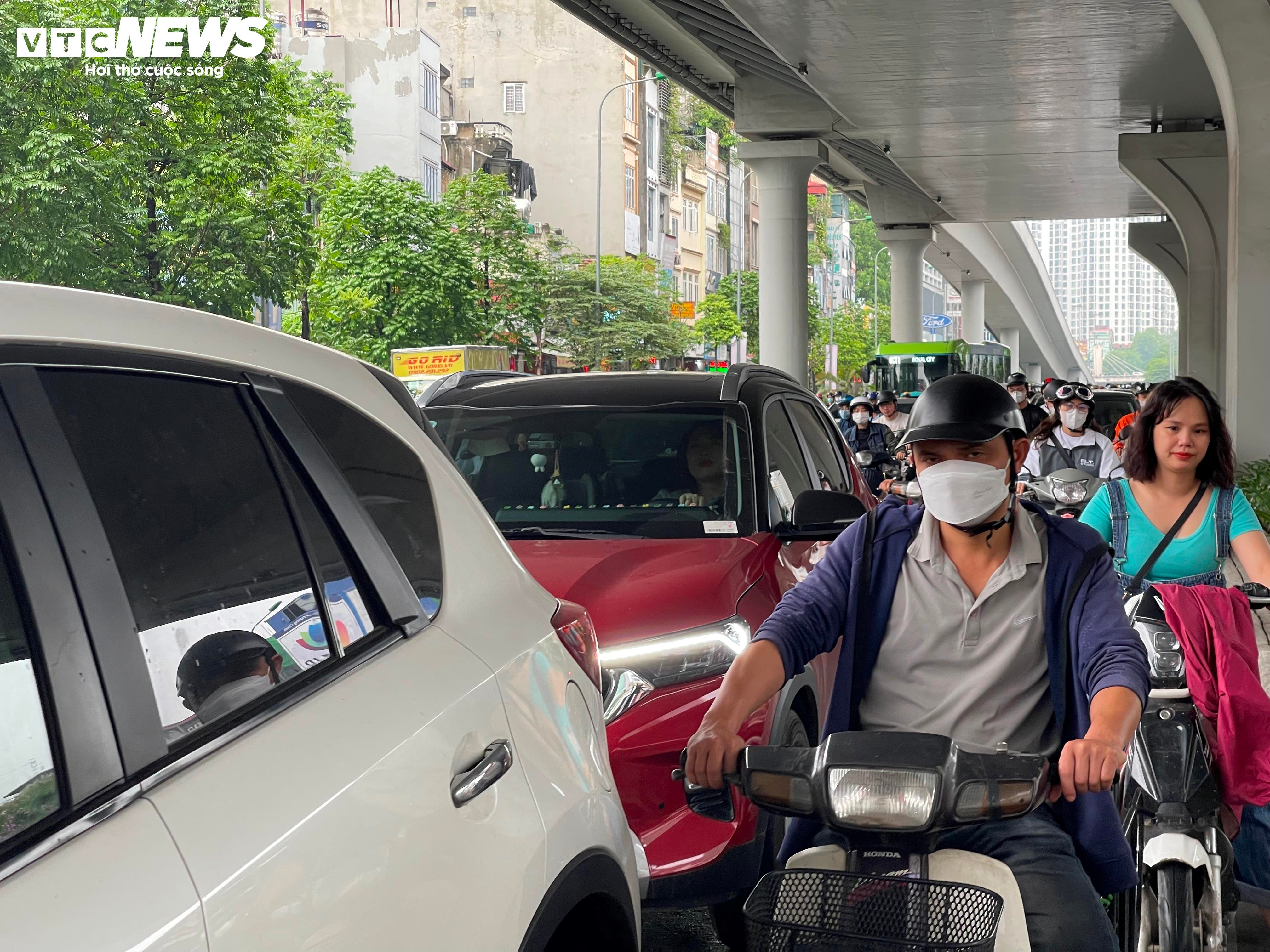 Mưa lớn từ sáng sớm, nhiều tuyến đường Hà Nội ùn tắc - 7