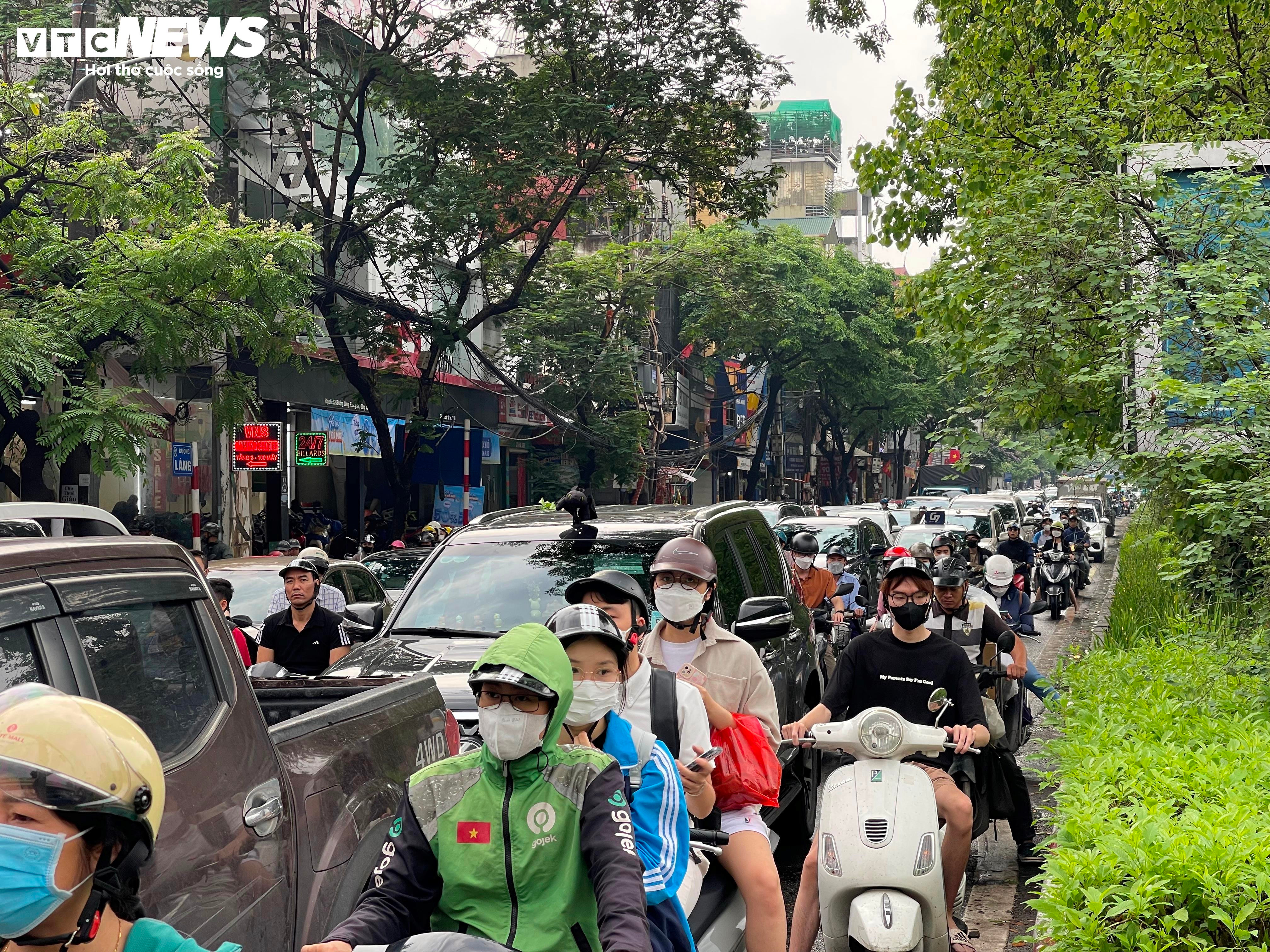 Mưa lớn từ sáng sớm, nhiều tuyến đường Hà Nội ùn tắc - 11