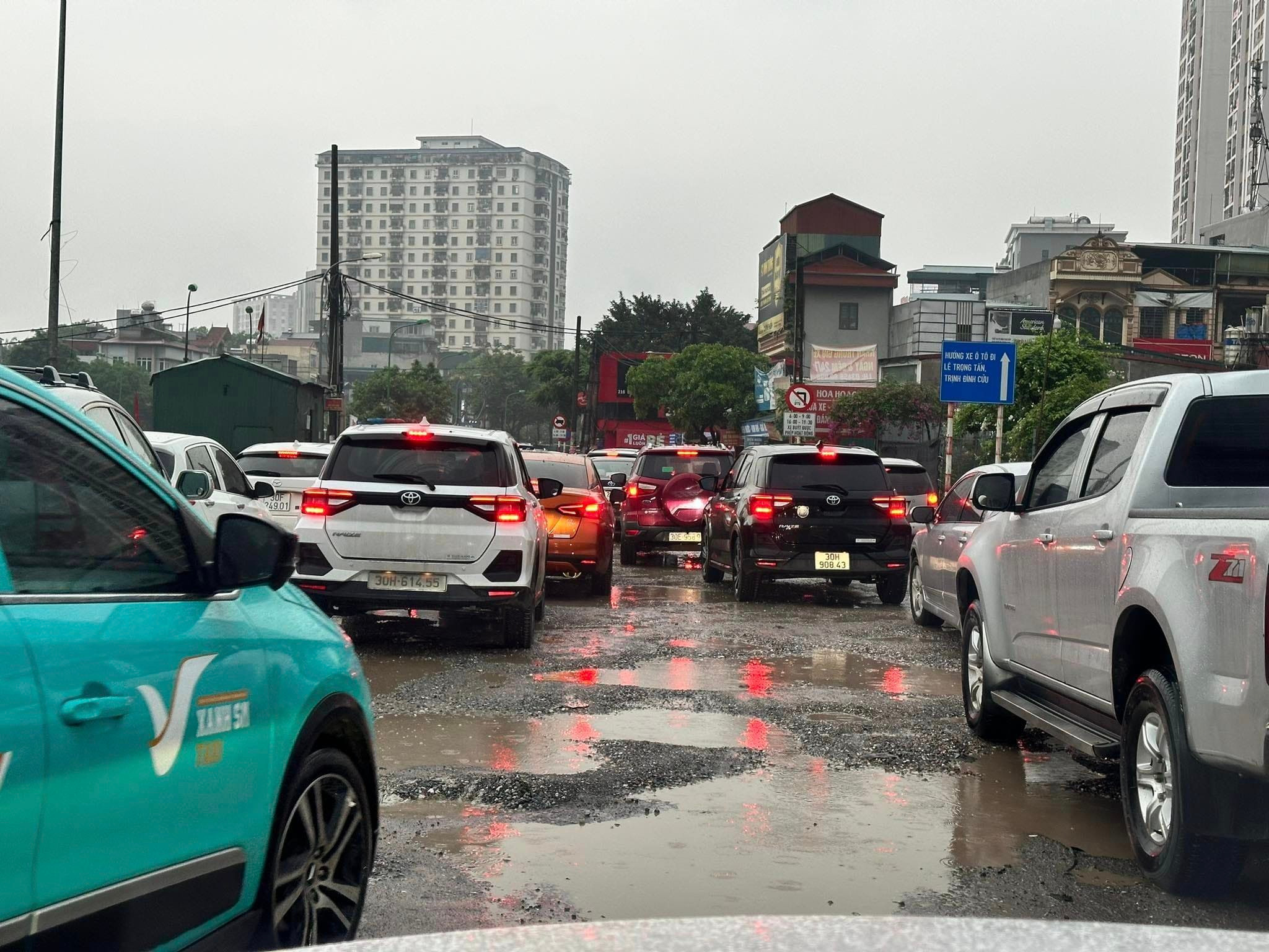 Mưa lớn từ sáng sớm, nhiều tuyến đường Hà Nội ùn tắc - 10