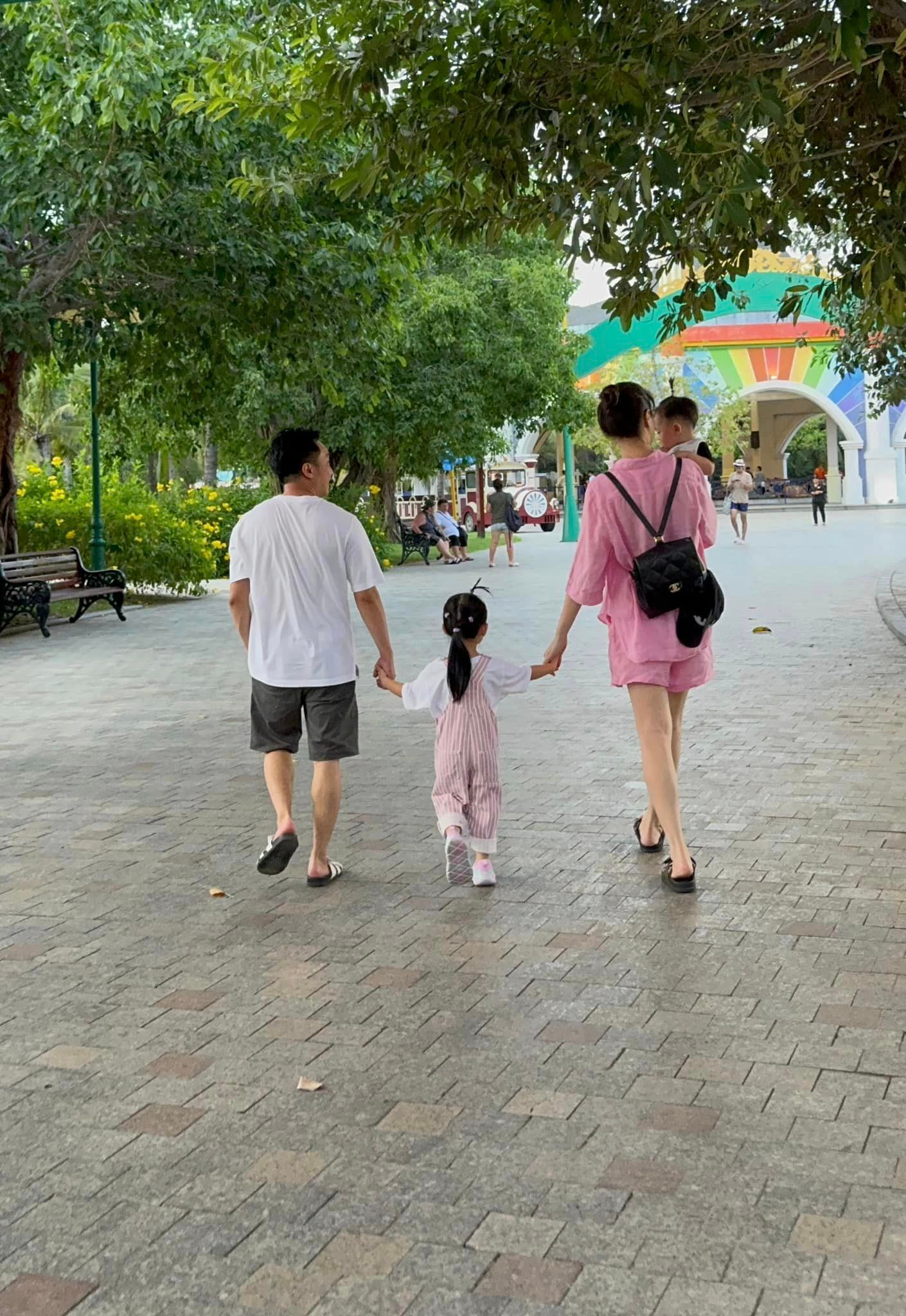 Sao Việt 5/5: Mỹ Linh hốt hoảng nhận nút bạc, Sam để lộ dung mạo cặp song sinh - 2