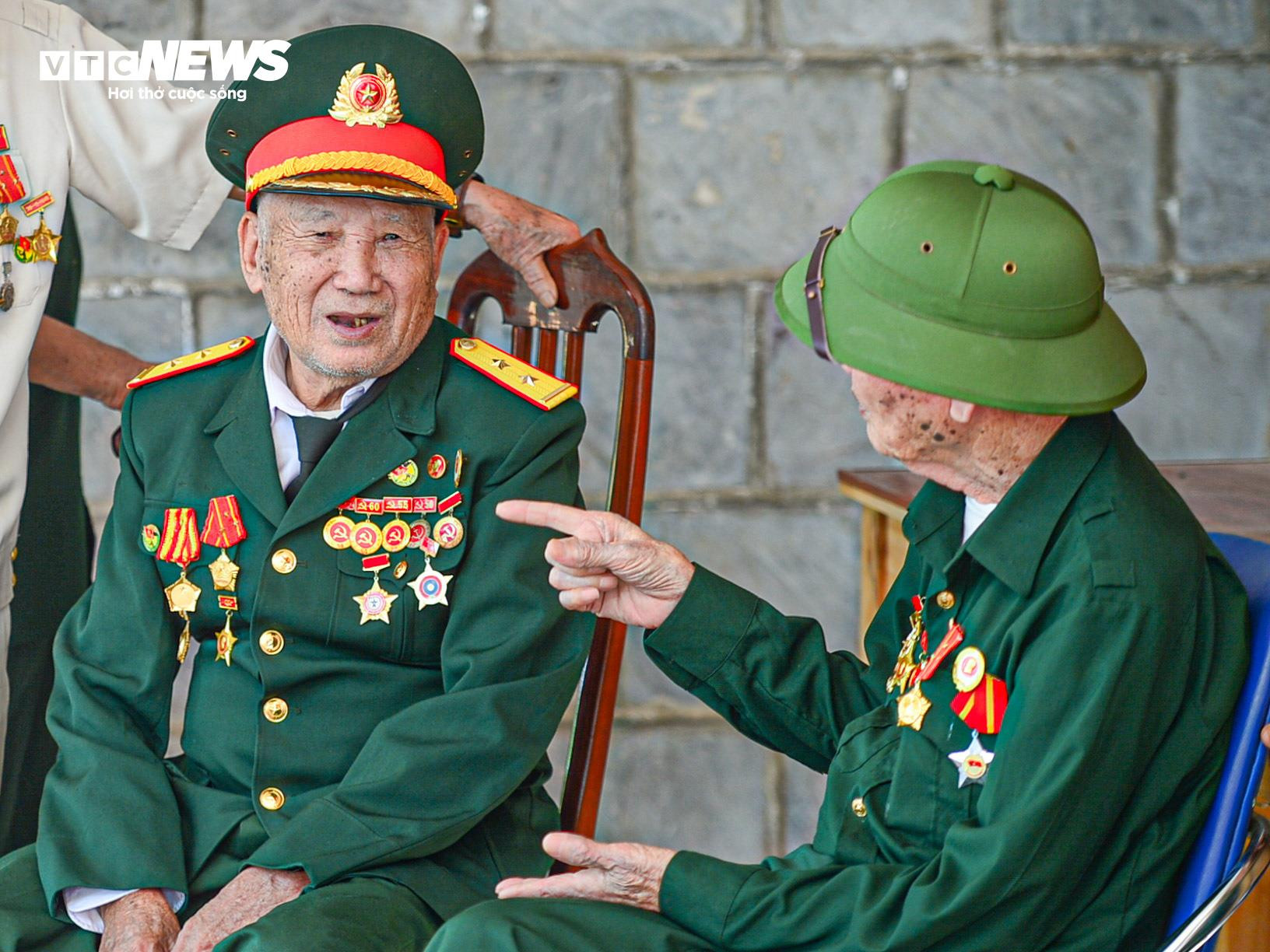 Cái nắm tay nghĩa tình của chiến sĩ Điện Biên ngày hội ngộ - 8