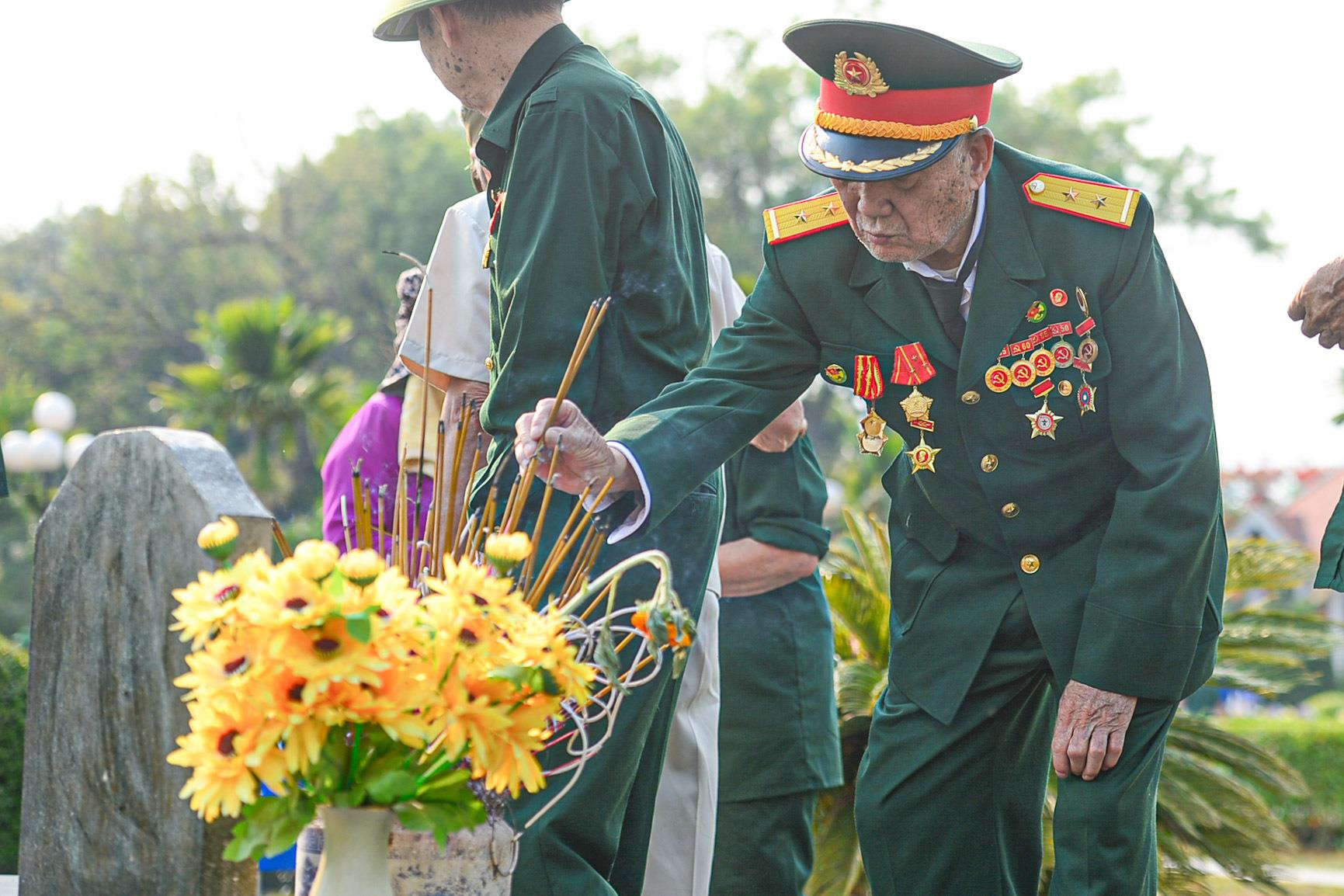 Cái nắm tay nghĩa tình của chiến sĩ Điện Biên ngày hội ngộ - 5