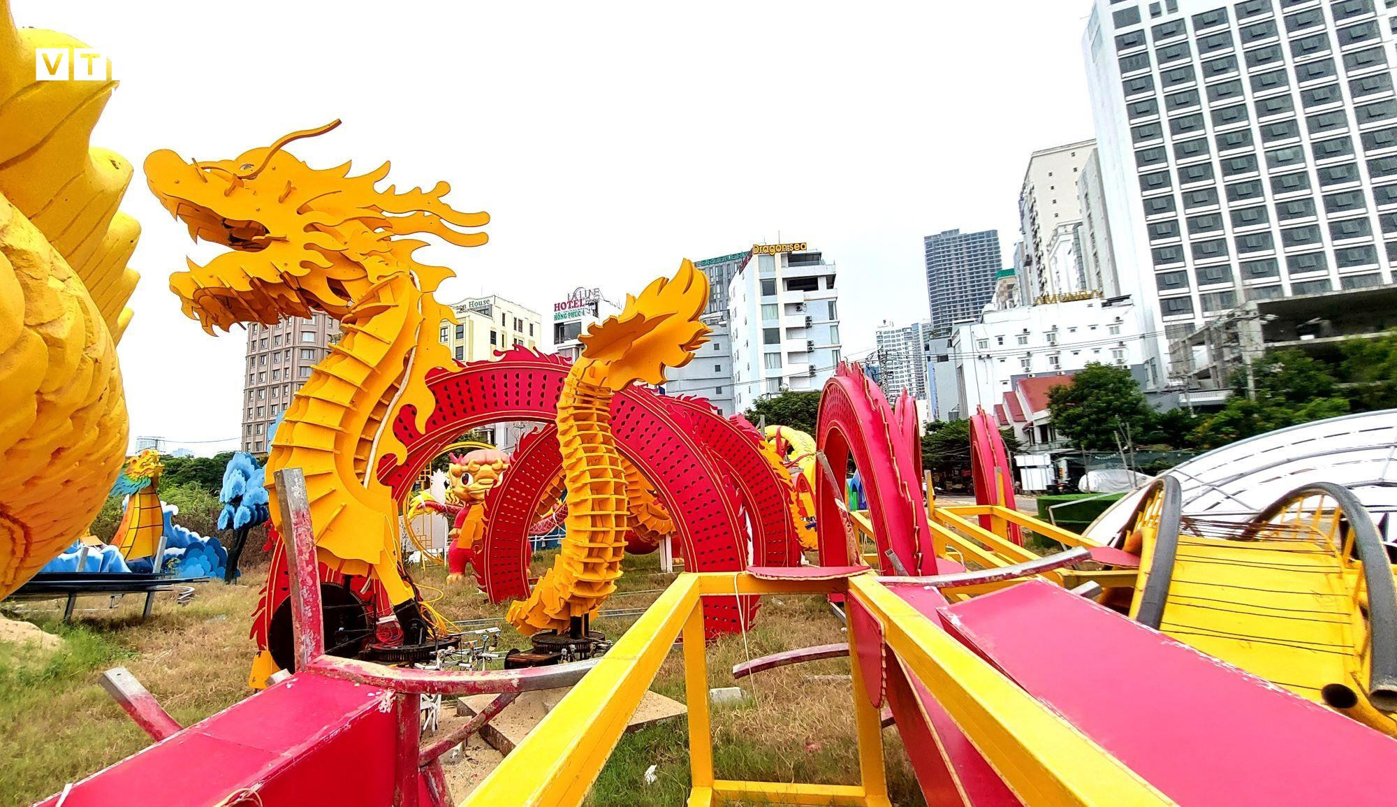 Chờ 'nhà' mới, loạt rồng linh vật Đà Nẵng nằm lăn lóc phơi nắng, mưa - 1