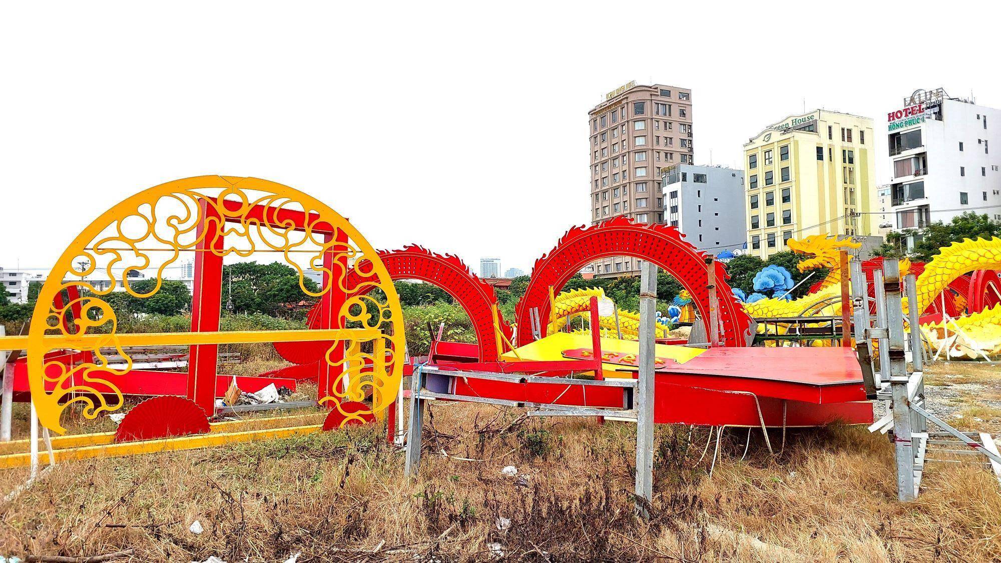 Chờ 'nhà' mới, loạt rồng linh vật Đà Nẵng nằm lăn lóc phơi nắng, mưa - 2