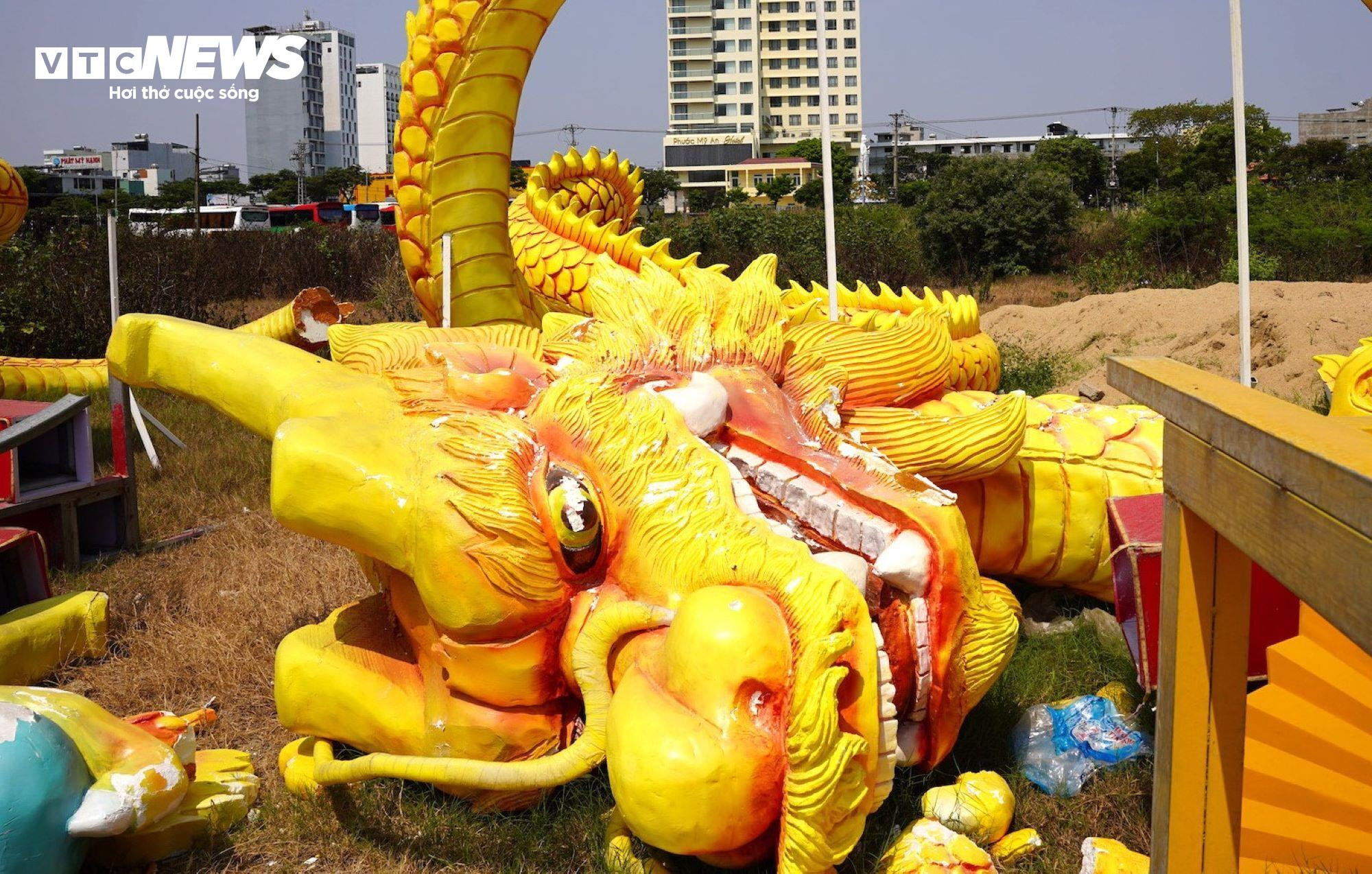 Chờ 'nhà' mới, loạt rồng linh vật Đà Nẵng nằm lăn lóc phơi nắng, mưa - 5