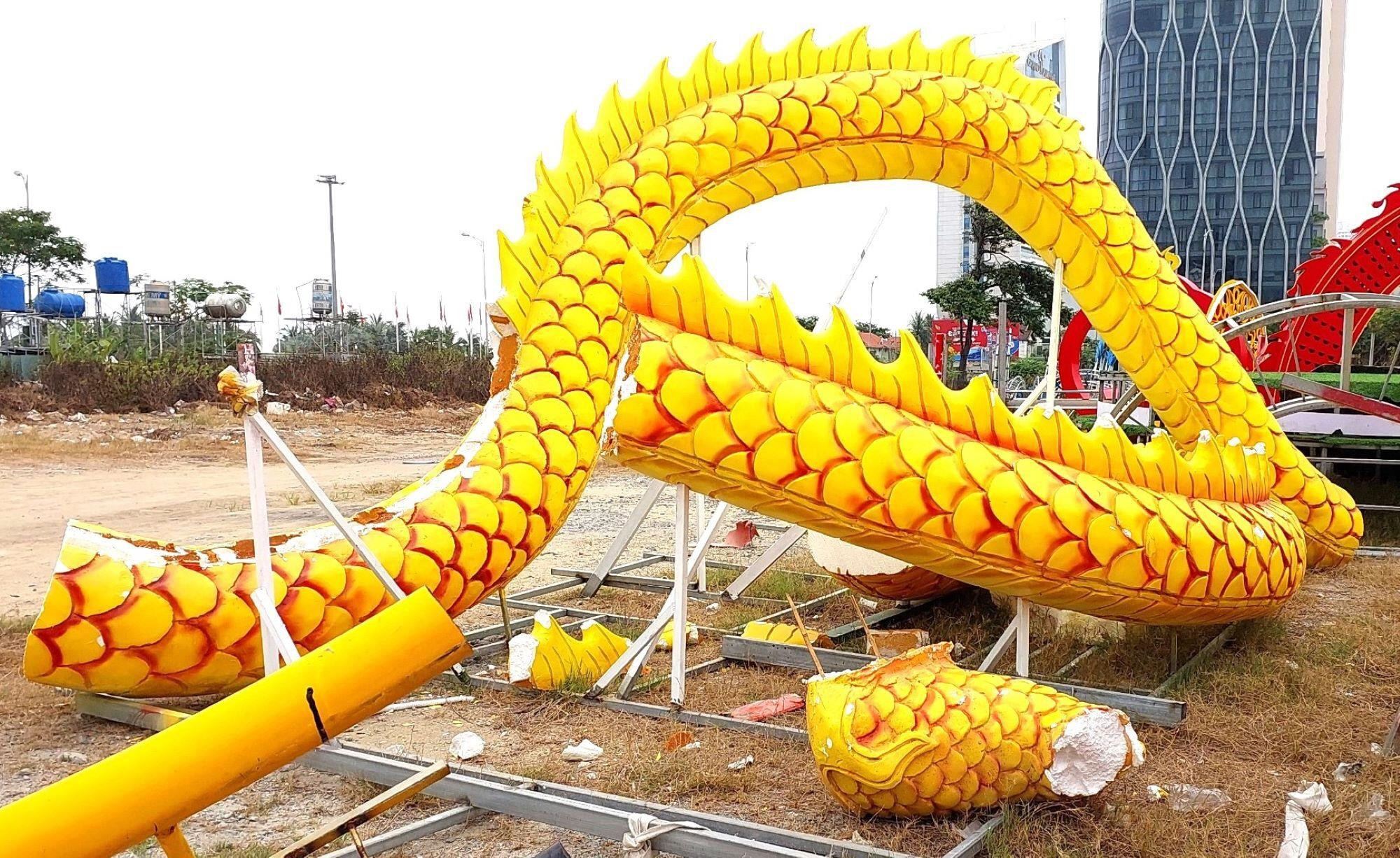 Chờ 'nhà' mới, loạt rồng linh vật Đà Nẵng nằm lăn lóc phơi nắng, mưa - 4