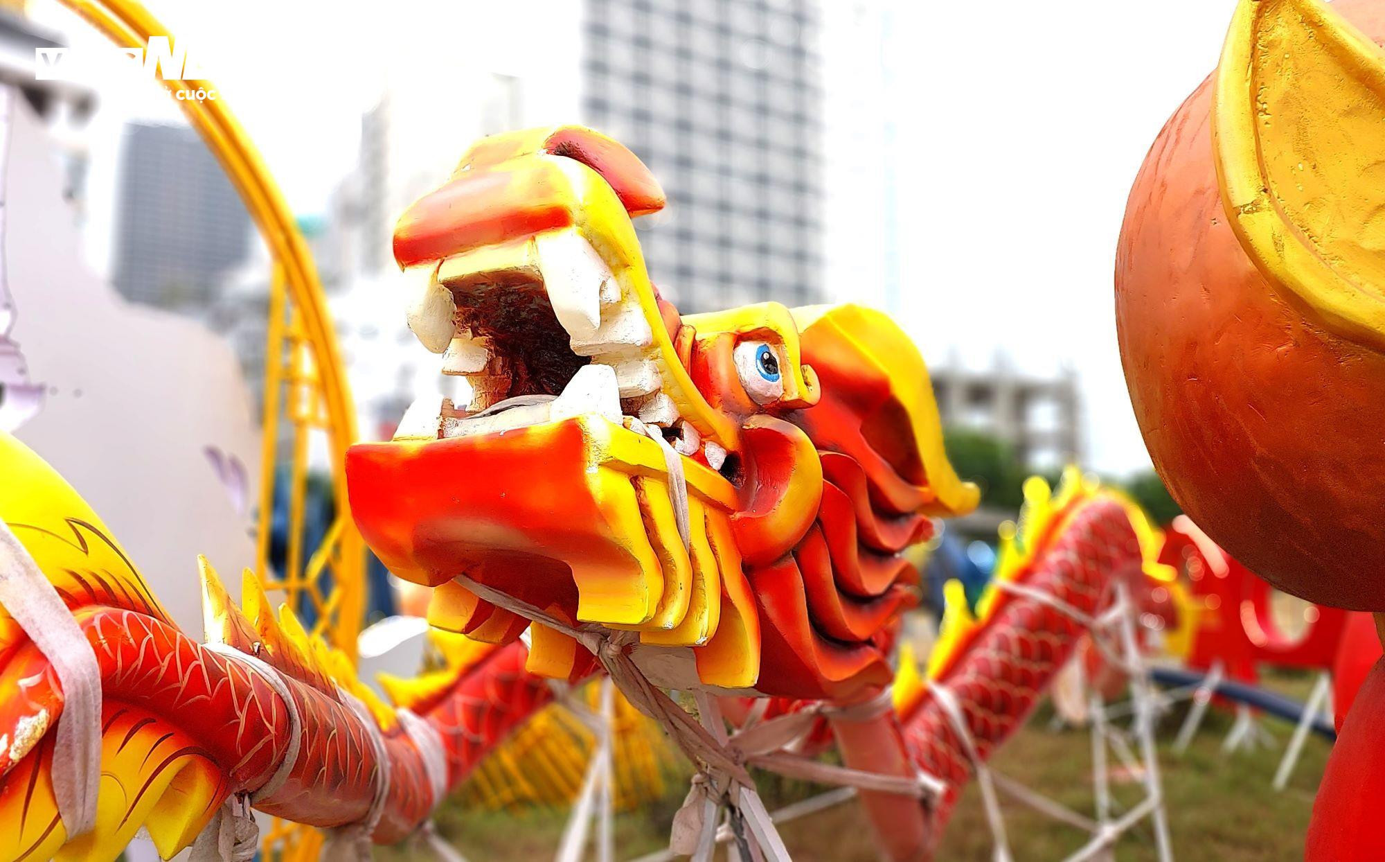 Chờ 'nhà' mới, loạt rồng linh vật Đà Nẵng nằm lăn lóc phơi nắng, mưa - 10