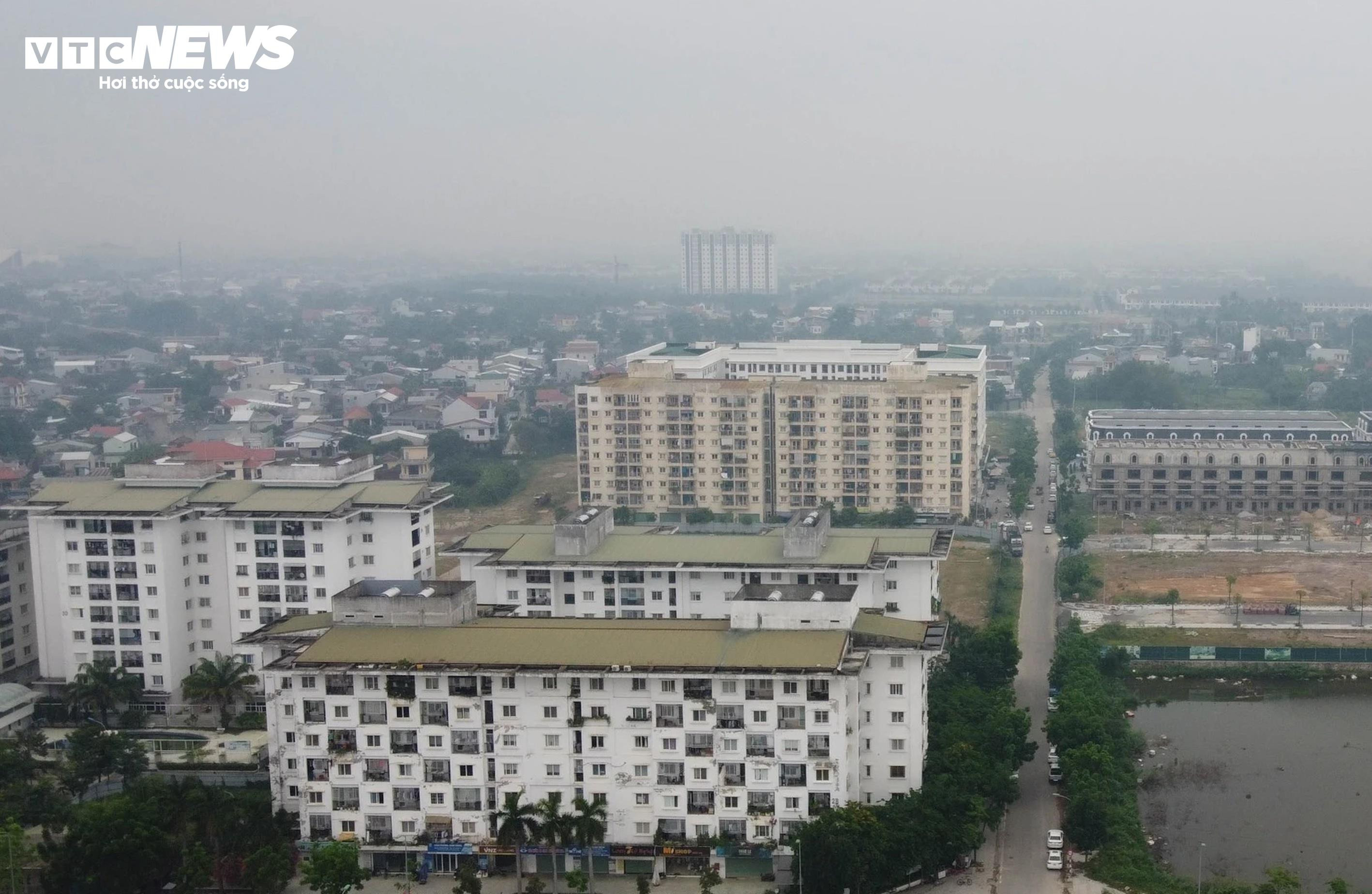 Dân đua nhau đốt rơm rạ dưới đồng, khói tấn công thành phố, quốc lộ - 6