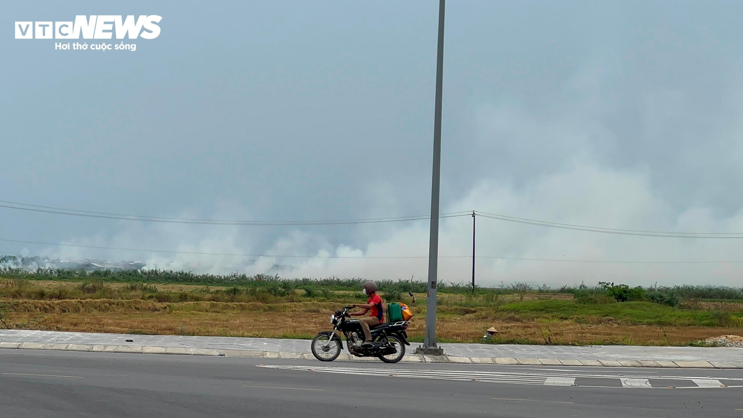Dân đua nhau đốt rơm rạ dưới đồng, khói tấn công thành phố, quốc lộ - 8
