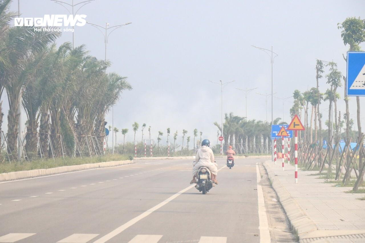 Dân đua nhau đốt rơm rạ dưới đồng, khói tấn công thành phố, quốc lộ - 4