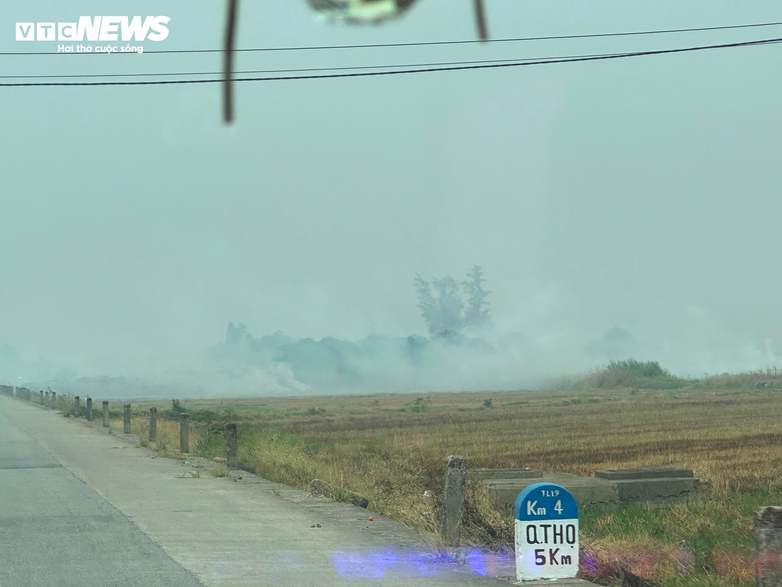 Dân đua nhau đốt rơm rạ dưới đồng, khói tấn công thành phố, quốc lộ - 10