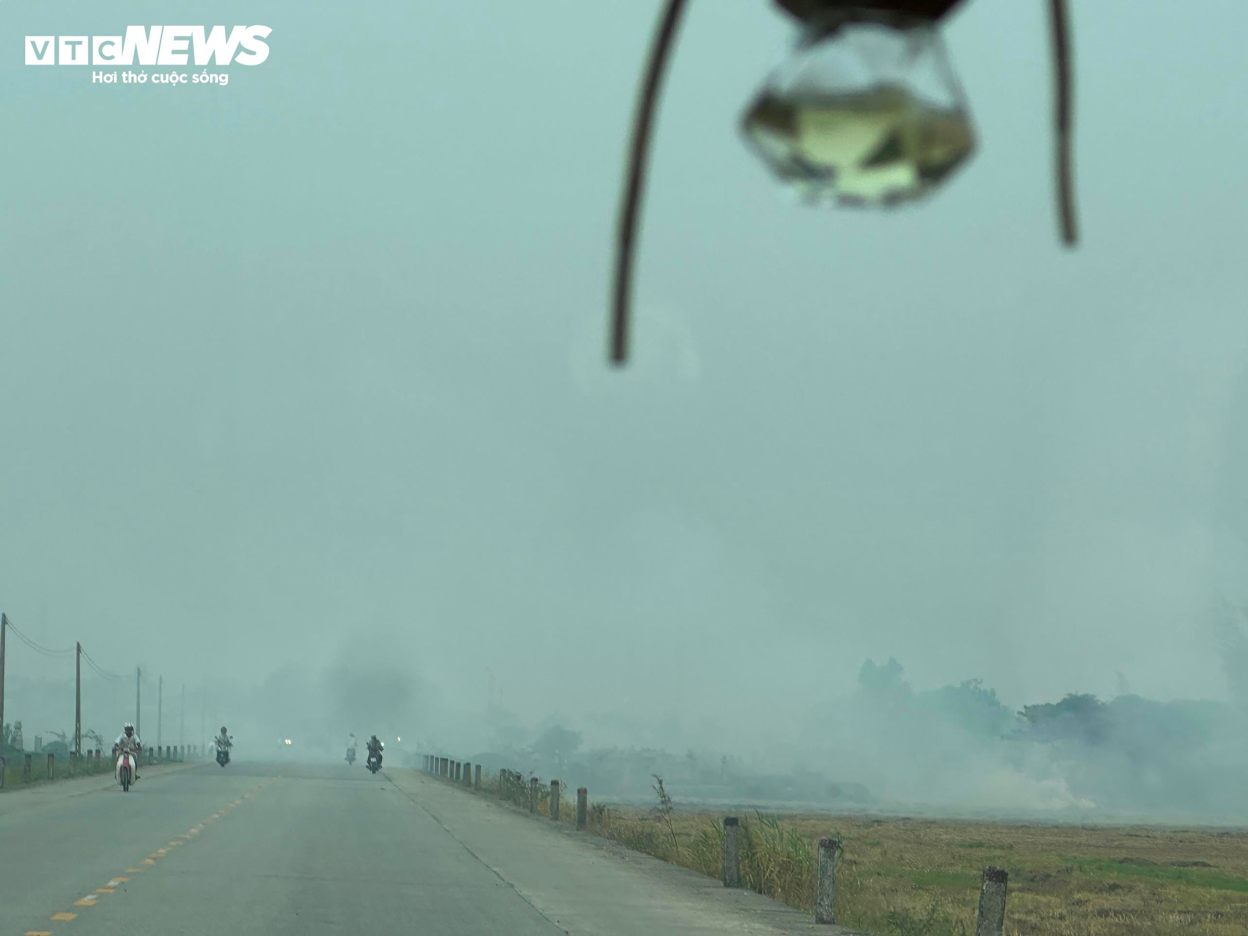 Dân đua nhau đốt rơm rạ dưới đồng, khói tấn công thành phố, quốc lộ - 2