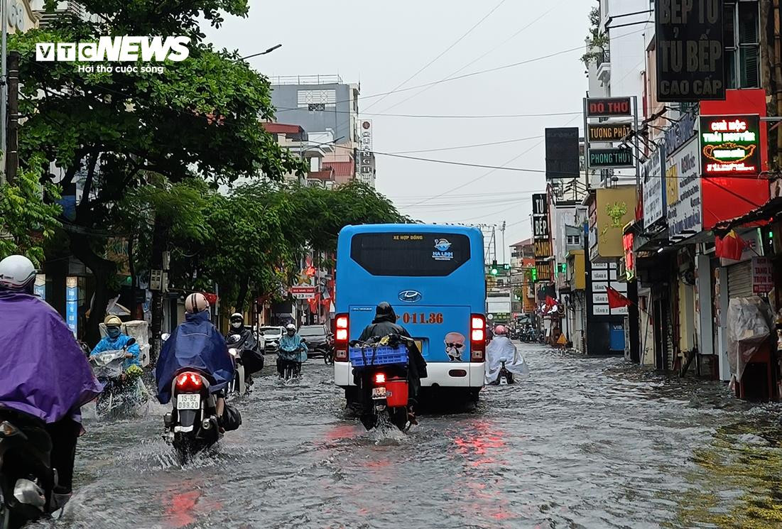 Hải Phòng mưa xối xả từ sáng tới chiều, nước tràn vào nhà, ngập lút bánh xe - 11