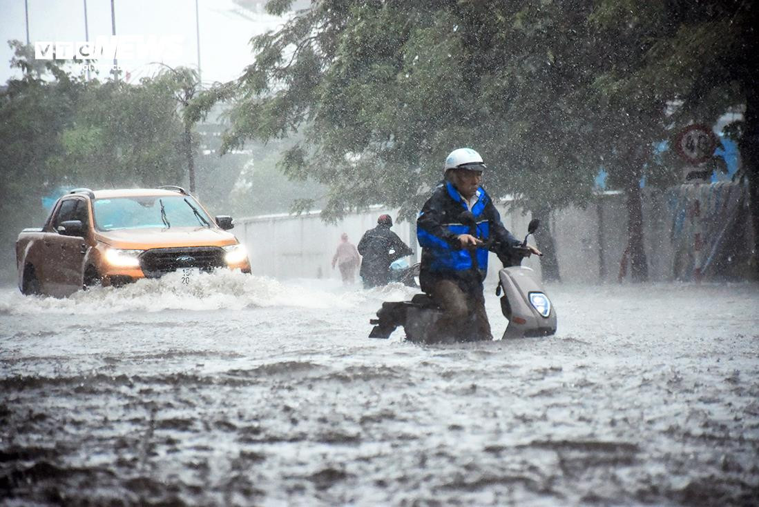 Hải Phòng mưa xối xả từ sáng tới chiều, nước tràn vào nhà, ngập lút bánh xe - 13