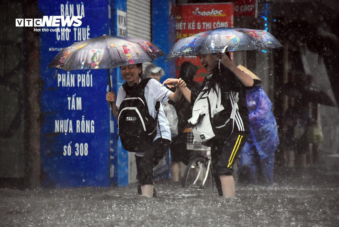 Hải Phòng mưa xối xả từ sáng tới chiều, nước tràn vào nhà, ngập lút bánh xe - 6