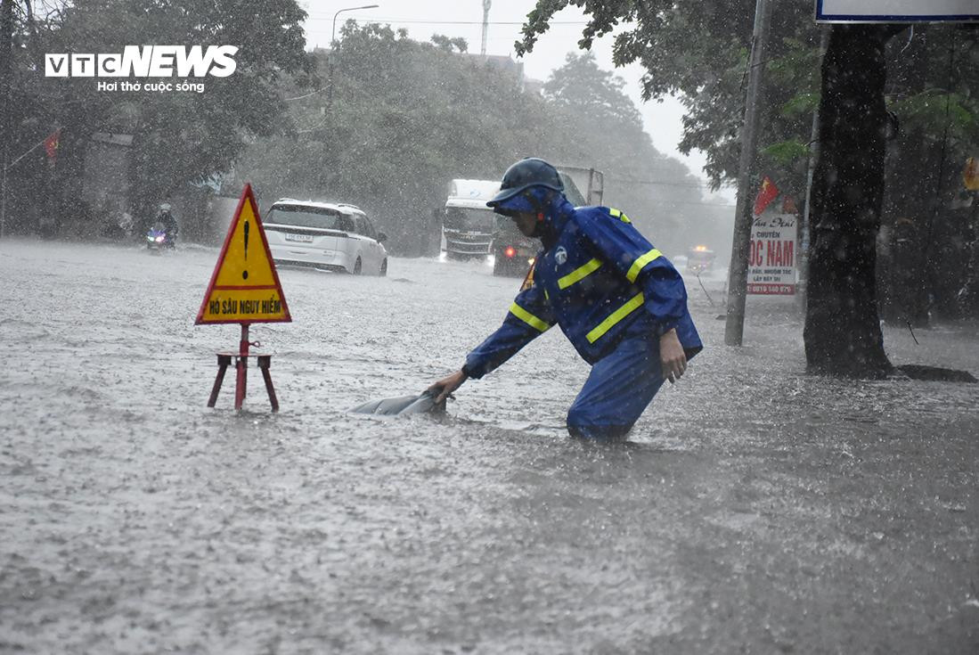 Hải Phòng mưa xối xả từ sáng tới chiều, nước tràn vào nhà, ngập lút bánh xe - 10
