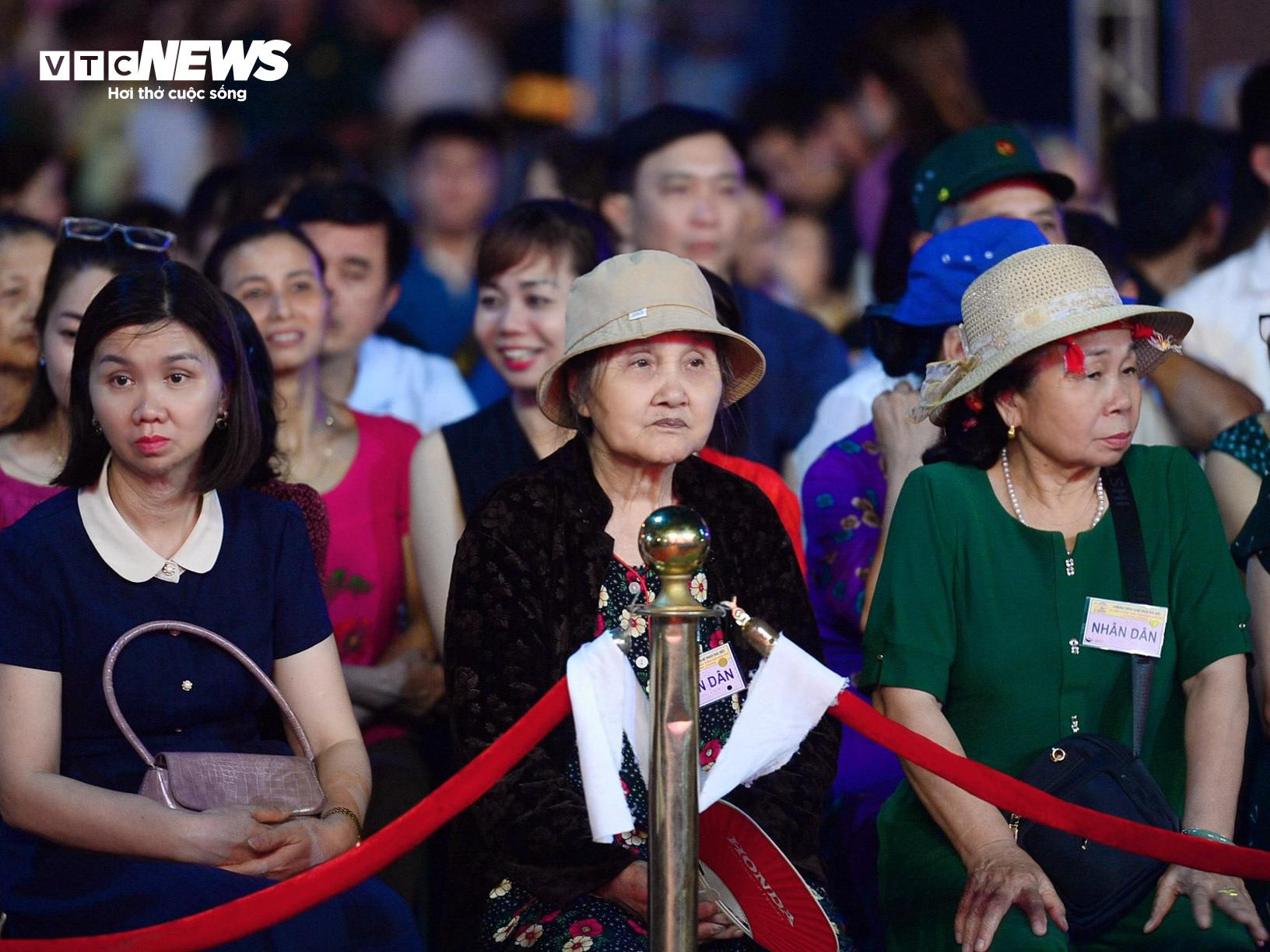 Tái hiện hình ảnh chiến sĩ Điện Biên kéo pháo tại quảng trường 7/5 - 16