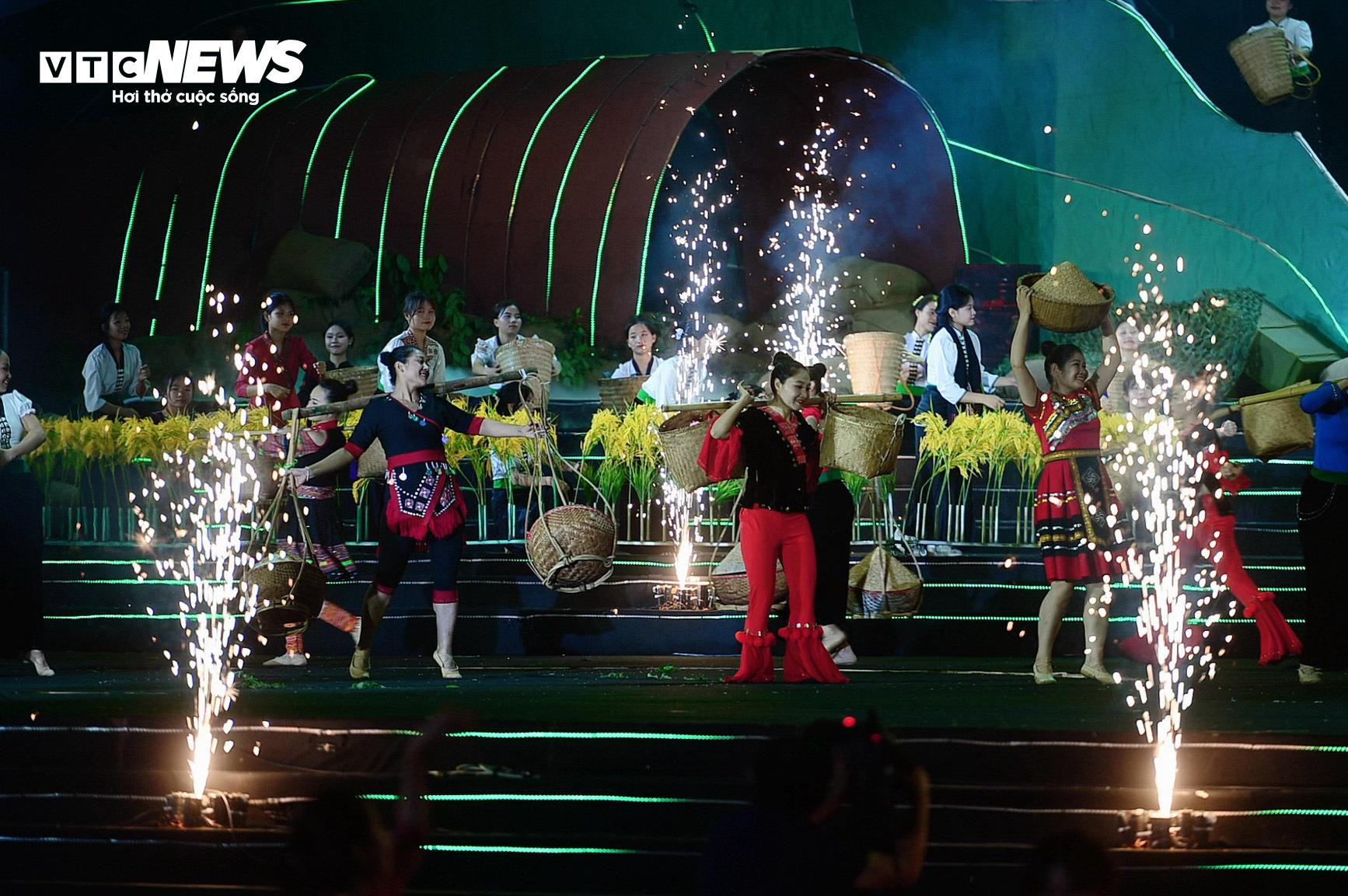 Tái hiện hình ảnh chiến sĩ Điện Biên kéo pháo tại quảng trường 7/5 - 8