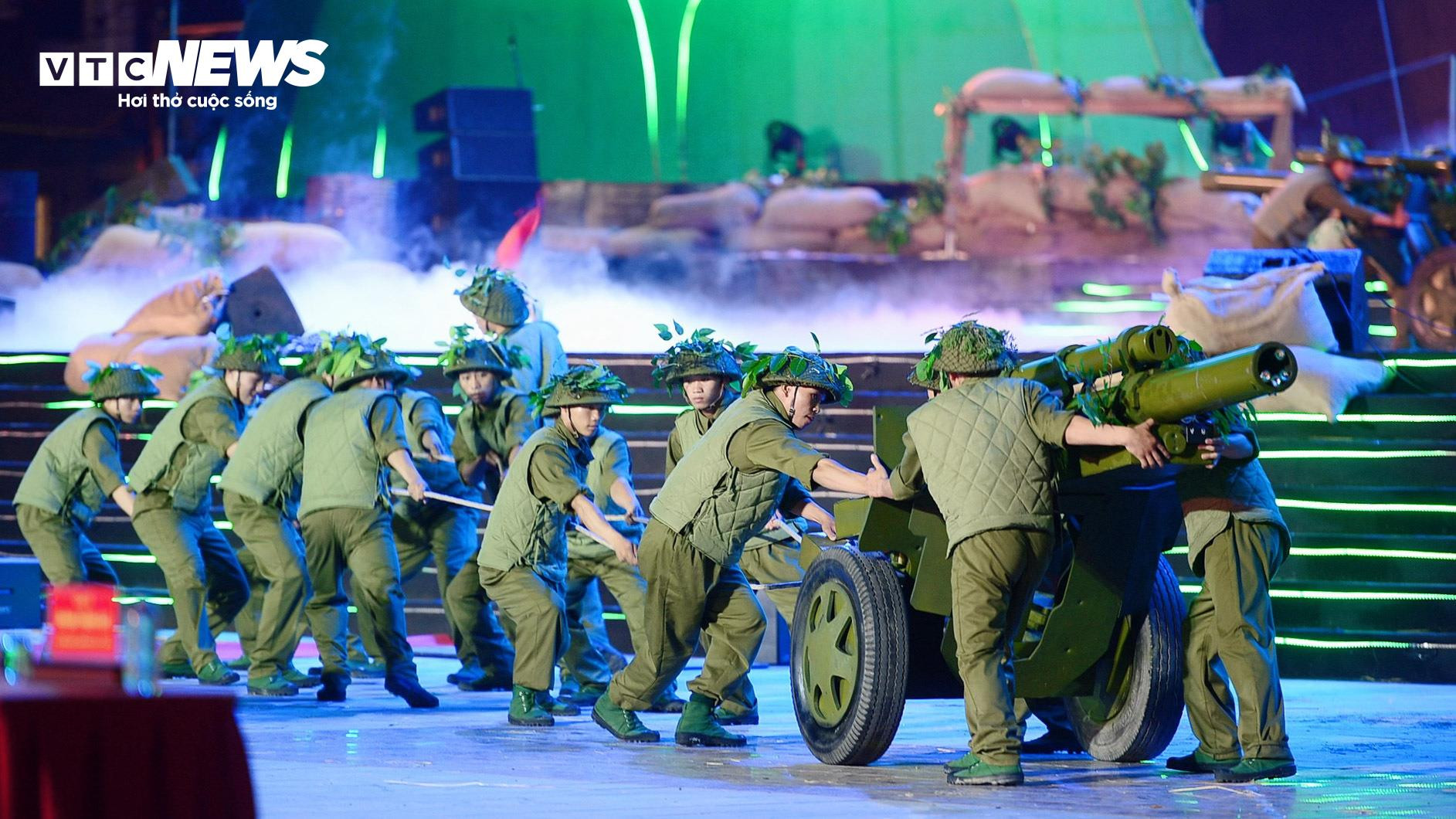 Tái hiện hình ảnh chiến sĩ Điện Biên kéo pháo tại quảng trường 7/5 - 10