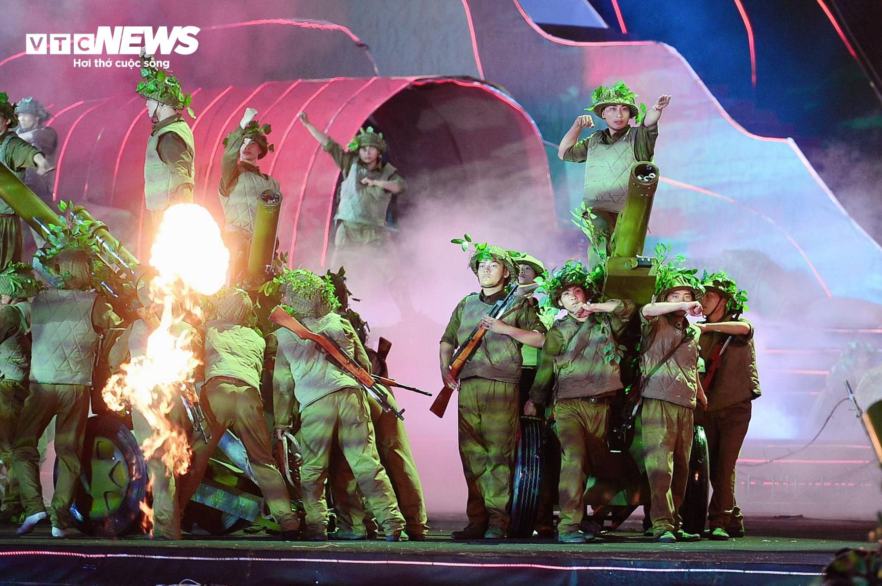 Tái hiện hình ảnh chiến sĩ Điện Biên kéo pháo tại quảng trường 7/5 - 11