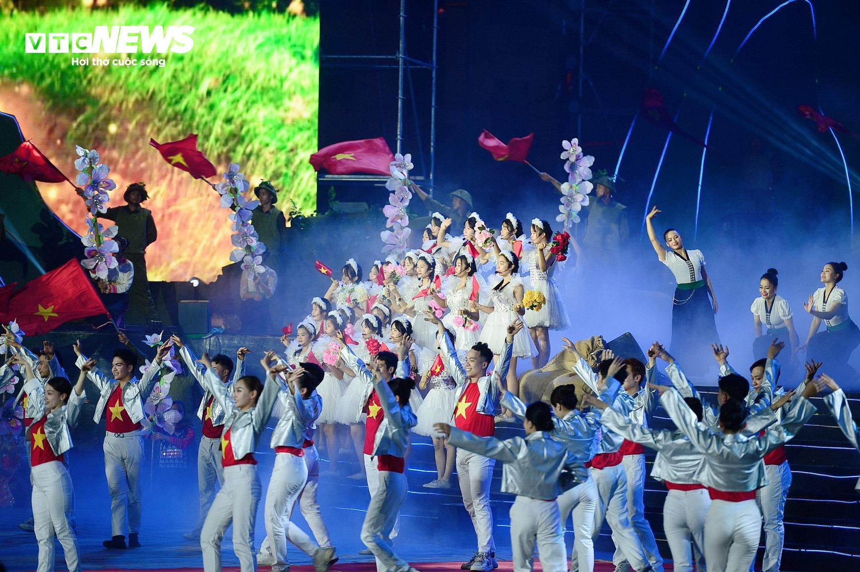 Tái hiện hình ảnh chiến sĩ Điện Biên kéo pháo tại quảng trường 7/5 - 12