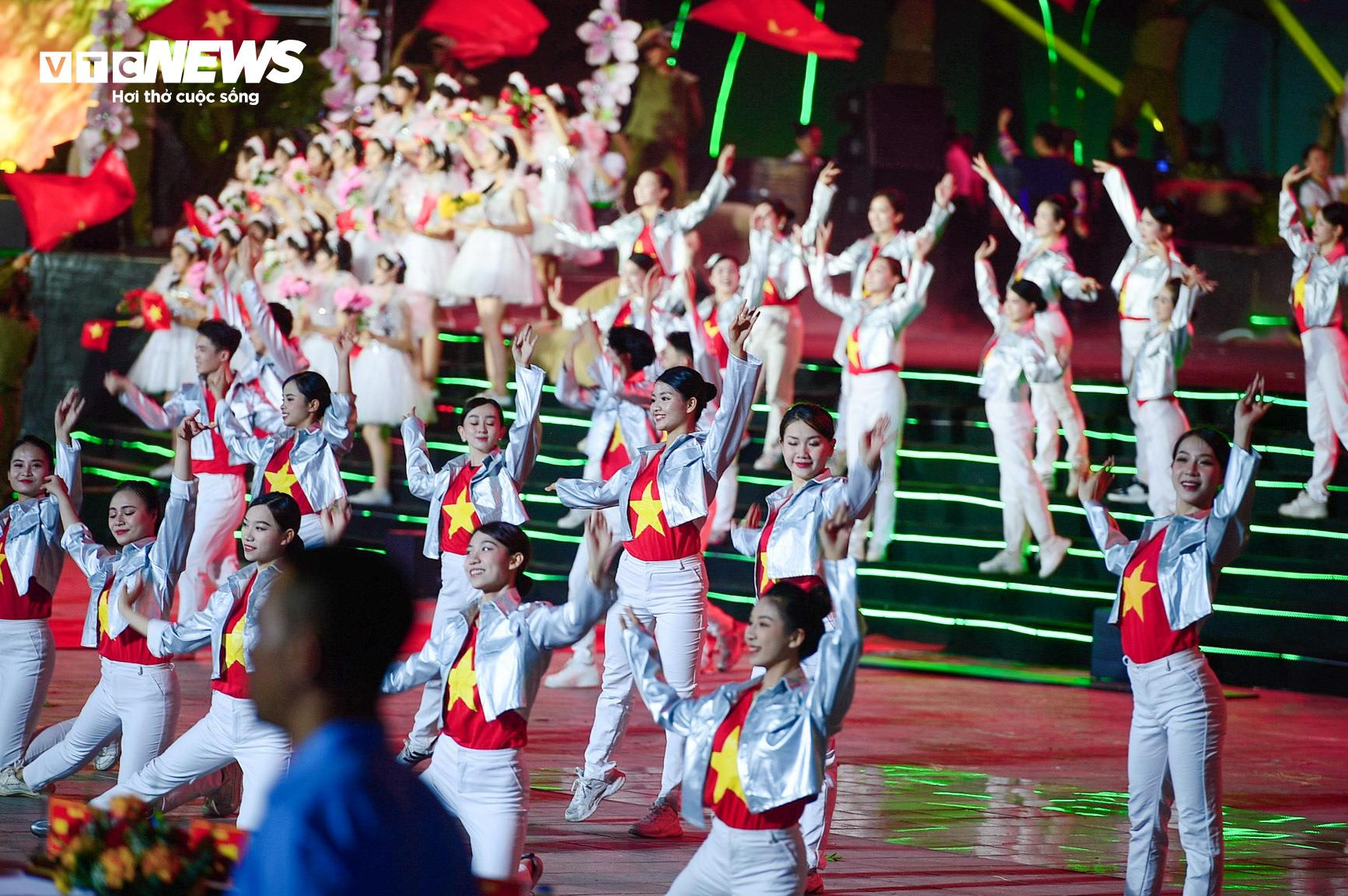 Tái hiện hình ảnh chiến sĩ Điện Biên kéo pháo tại quảng trường 7/5 - 13