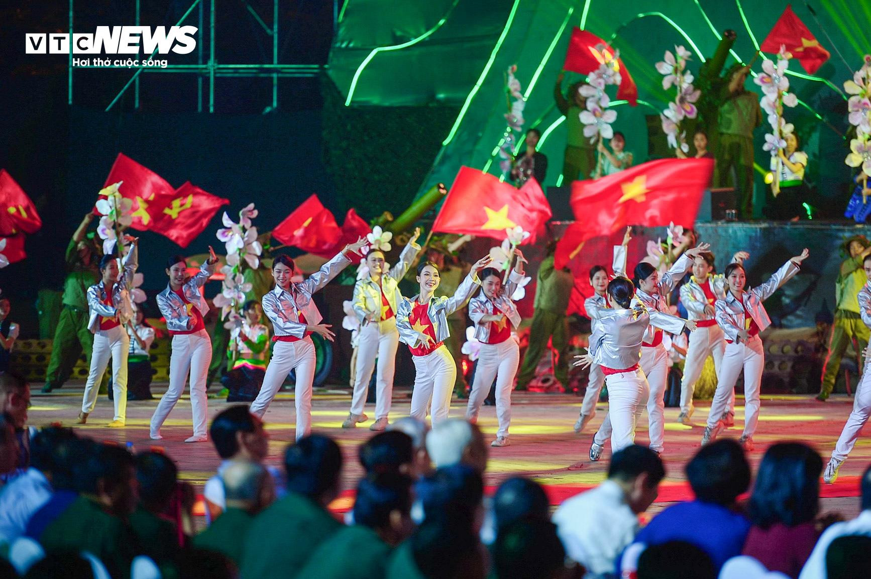 Tái hiện hình ảnh chiến sĩ Điện Biên kéo pháo tại quảng trường 7/5 - 14