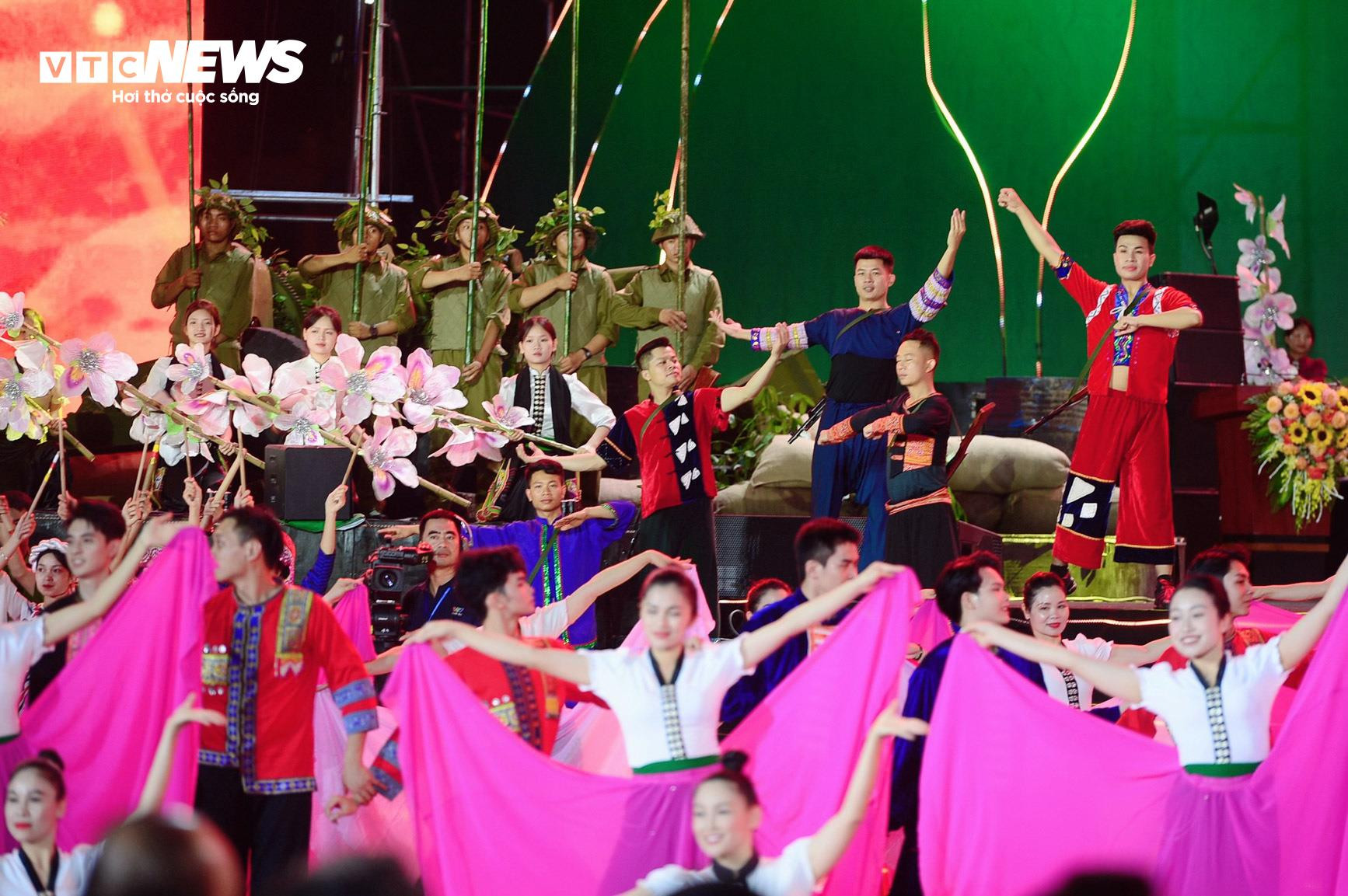 Tái hiện hình ảnh chiến sĩ Điện Biên kéo pháo tại quảng trường 7/5 - 5