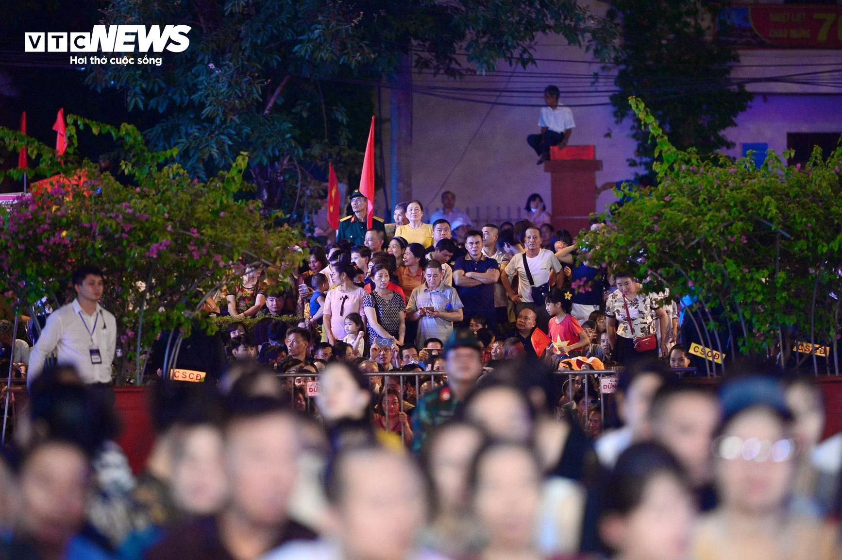 Tái hiện hình ảnh chiến sĩ Điện Biên kéo pháo tại quảng trường 7/5 - 15